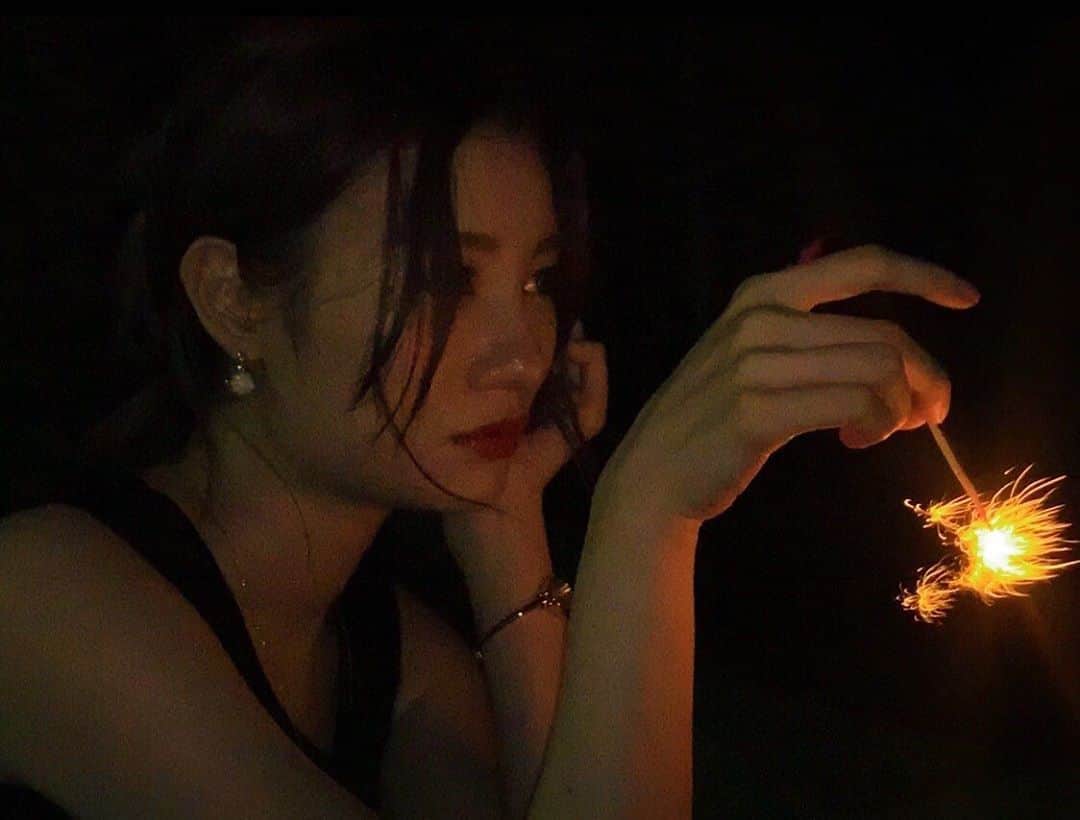 金子実加のインスタグラム：「Loin tu es toujours dans mon cœur. 「遠くても、きみはいつも僕の心の中にいる」 . . . . . . . . . . . #写真好きな人と繋がりたい #ファインダー越しの私の世界 #東京 #girlportrait #お洒落さんと繋がりたい #ポートレート女子 #カメラのある生活 #モデル募集 #儚くて何処か愛おしい様な #その瞬間に物語を #日常に魔法をかけて #東京カメラ部 #何気ない瞬間を残したい #portrait #love #beautiful #picoftheday #art #summer #beauty #life #amazing #fireworks #花火 #좋아요 #사진 #線香花火　#切ない」