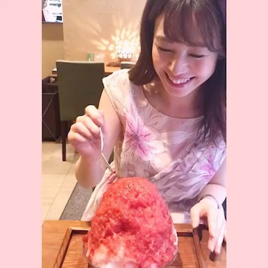栗田萌のインスタグラム：「はいっ！動画です🤗💕 昨年のドラマ撮影後に、共演者の子と行った浅草のかき氷屋さん🍧🍧✨ 食べる前のほうがリアクション大きいw いちごの果肉たっぷり濃厚シロップで、いちご以上にいちごだったー🍓🍓 結果、、氷あったのかな？🧊🤔笑 ふわふわで甘酸っぱくて美味しかった〜🥰 今年の暑い夏にはぴったりですね🏖🌻 #かき氷 #浅草 #甘味処 #彩夏 #さいか  #くりもえ #栗田萌」