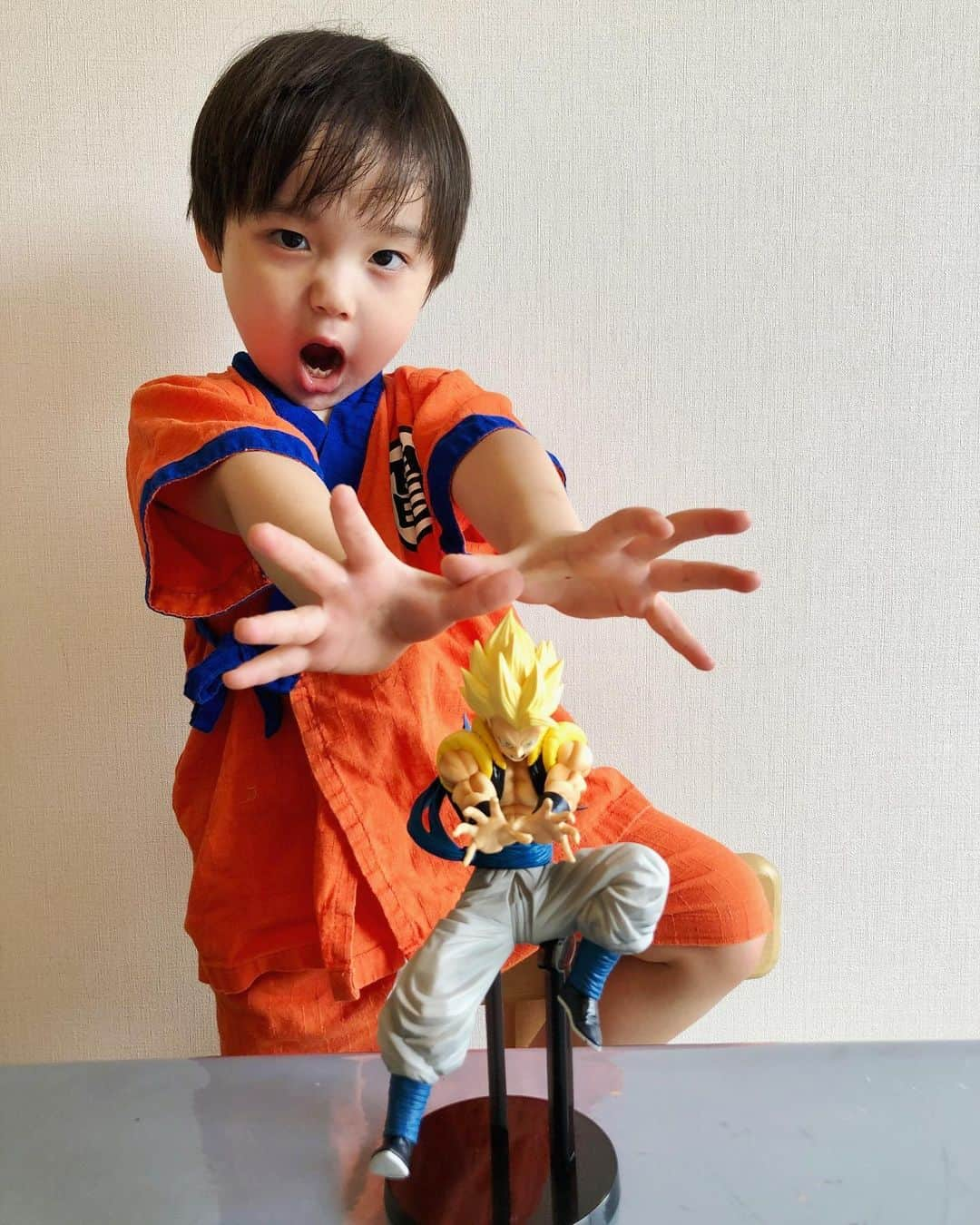 石塚錬さんのインスタグラム写真 - (石塚錬Instagram)「. 👦💬「A賞当たったど〜🥳🐲✨✨❗(遊んでる様子をリールでアップしたよ🤗🌟)」 #ファミマの一番くじでゴジータGET💥 #レンよりもママのほうが興奮してます😵笑 #ゴジータは悟空とベジータが融合した姿です😎 . 👦💬「I got the A prize 🥳🐲✨✨❗ & updated the Reels to play with Gogeta🤗💕」 #GET Gogeta figure by lot 💥 #Mom is more excited than Ren😵🙌 #Gogeta is a fusion of Goku and Vegeta😎 . #ドラゴンボール #一番くじ #夏休み #リール #dragonball #Lottery #Summervacation #reels #여름방학　#복권　#드래곤볼 #วันหยุดฤดูร้อน #หวย #ดราก้อนบอล #Liburan musim panas #Lotre #bolanaga #暑假 #抽奖 #石塚錬 #成長日記 #ishizukaren #renishizuka #이시즈카렌」8月16日 19時00分 - ishizuka_ren