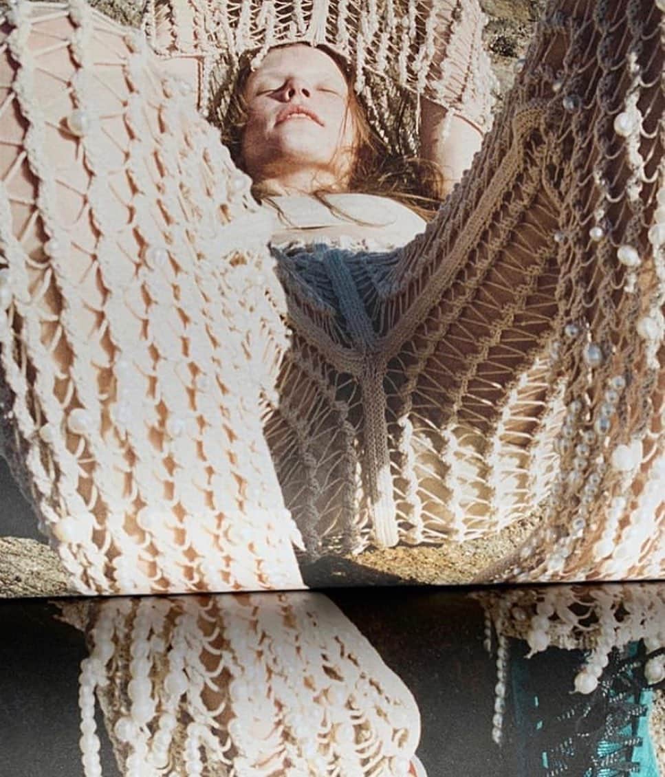 エステルデヴェのインスタグラム：「Oh Summer, where did you go? Image @katieburnett__ & @timelkaim for The Plant」