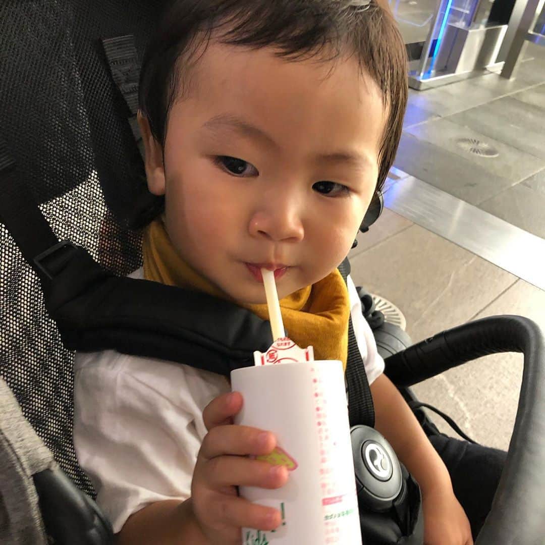 森本容子さんのインスタグラム写真 - (森本容子Instagram)「1歳8ヶ月男子連れは屋内でも親子で汗だくです。  今日のワンピは　@nagonstans_official  今シーズンのものです。このワンピ超快適！涼しくて楽ちんなのに、おしゃー💛です。そしてスニーカーは息子も私もナイキのリフト。　@niketokyo  ピアス　#HERMES 。カチューシャはいつ買ったか記憶に無いのですがビアバスで購入。 息子のTシャツは KariAng。私のオンラインストアで発売中！写真にリンクをはっておきますのでぜひ💛  【森本容子セレクト オンラインストア】http://ymdo.tokyo ※新作お知らせから発売開始時間までも【在庫切れ】と表示されておりますので注意ください。  ※商品のお問い合わせ、質問はオンラインストアへお願い致します。  @kariangofficial @ymdoshop @bankertokyo @yocomorimoto #bankertokyo #ymdoshop #kariang #tokyo #denim #japanmade #カリアング#レディスウェア#今日のコーデ#カットソー#コーディネート#森本容子#キッズウエア #マタニティウエア #マタニティ#マタニティコーデ #がんばれ高齢出産 #fashion #yocomorimoto  #1歳 #40代」8月16日 19時05分 - yocomorimoto