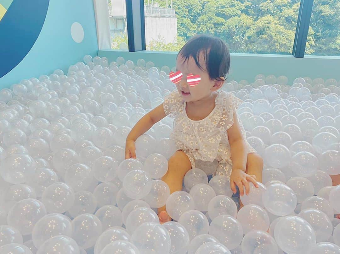 東紗友美さんのインスタグラム写真 - (東紗友美Instagram)「【話題の子連れスポット😊】 仲良しfamilyとおでかけ🎥✨ #キュラフル 白いボールプールが涼しげで可愛い！ 大人もそこに飛び込めば汚れかけた心もまっさらになるような（笑）白づくめの心地よい空間でした😊ww ・ ・ この日は、とってもかわいい友達の息子くんたちに23歳と言ってもらえて（なかば言わせてw）ご機嫌な母でした！笑 白のオーバーオールは、若返り効果あるな！笑 動きたい盛りの娘ですが公園が暑すぎる今年の夏、室内で遊べるのはとてもとてもありがたいです😭 ・ ・ そうそう👀 たまたま白色を娘と着ていましたが図らずもより映えた気が？👀 お子さんと写真を撮りたい場合、リンクコーデにするのも良いかもです😊 @culaful  ※60分コースか90分コースを予約の段階で選択できるんですけど、うちの娘の月齢だと体力的な問題で1時間位がちょうど 良かったです😊 アスレチックエリアもあったり、楽しめました！ 事前予約必須です🗒✌️ 横にはカフェが併設してあり、絵本も。 ご飯のタイミングも娘は楽しそうでした😊 クレヨンや折り紙や画用紙もひっそりありましたので探してみると良いかも😊⁉️ #キュラフル #女の子ママ　#アトレ竹芝　#ママコーデ #ママライフ #ママスタイル #culaful #ボールプール #育児日記 #ootd」8月16日 19時11分 - higashisayumi