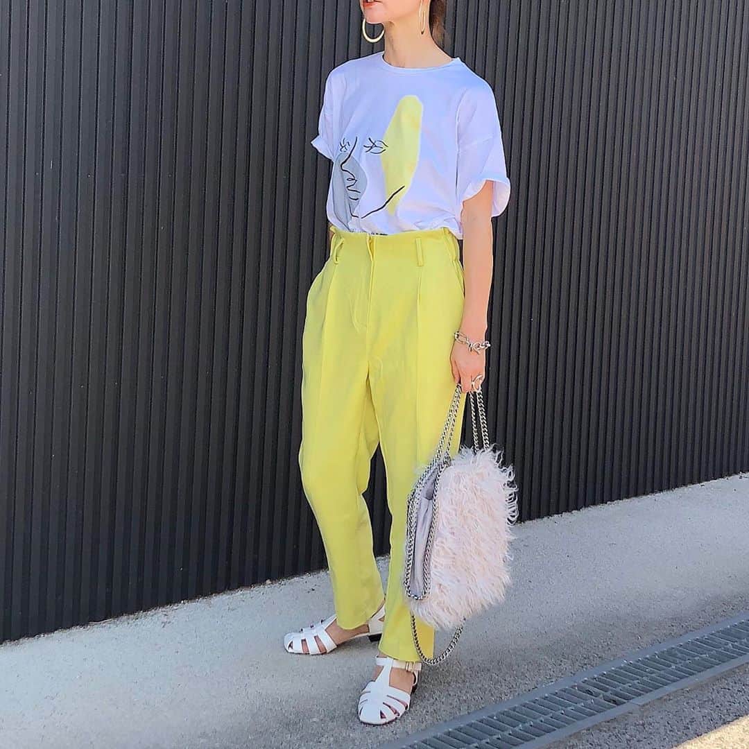 のインスタグラム：「8月16日(日) . . @misato36 と @_vacancy_official のコラボアイテム、ニュアンスイラストtシャツ♡ . ゆったりしたサイズでインしても出して着てもかわいい︎❤︎❤︎ . クーポン出てるのでぜひぜひ\\(◡̈)/♥︎ . . #vacancy #kaumo_fashion #locari #ponte_fashion #mineby3mootd #mineプチプラ部 #おちびコーデ #おちびの輪 #低身長コーデ #平均身長コーデ #プチプラコーデ #大人シンプルコーデ #アラフォーコーデ #155センチコーデ #大人カジュアルコーデきれいめコーデ #大人カジュアルファッション #イエローパンツ #イラストtシャツ #カラーコーデ #40代コーデ #30代コーデ」