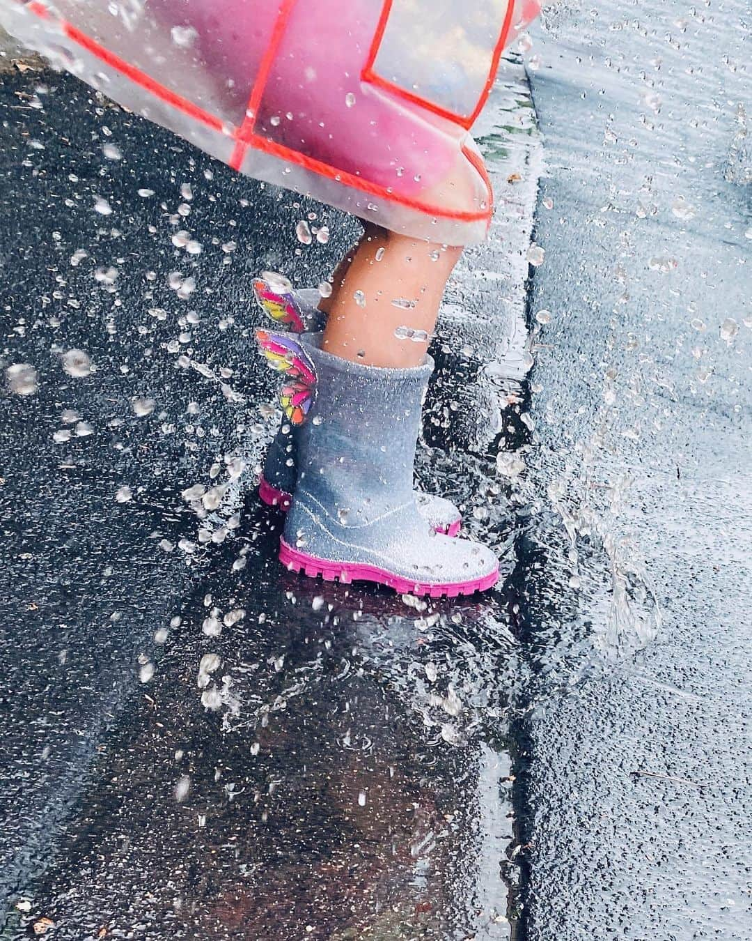 SOPHIA WEBSTERさんのインスタグラム写真 - (SOPHIA WEBSTERInstagram)「Weekend plans be like... ☔️💦 Anyone else regret moaning about the heatwave? 🤣☀️🔥 S x 🦋  Only a few sizes left of our gorgeous @sophiawebstermini wellies 💦🌈 Sign up to our newsletter to be first to know when we restock! 🦋  #London #SophiaWebster #SophiaWebsterMini」8月16日 19時25分 - sophiawebster