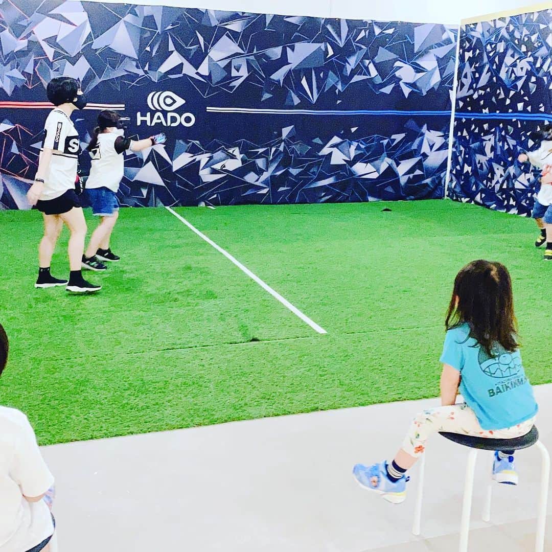 高村凛さんのインスタグラム写真 - (高村凛Instagram)「今日はオーディションの後に、HADOってesportsやってみたよ💖  HADOは、波動って意味らしい❗️  テレビモニターから、ゲームの内容が外の人でも見えるよ。  やってる人たちは、VRで体験して遊べるスポーツでした😆  終わったら汗だくの2人😂😂😂  #波動 #HADO #vr#esports」8月16日 19時20分 - rin_takamura