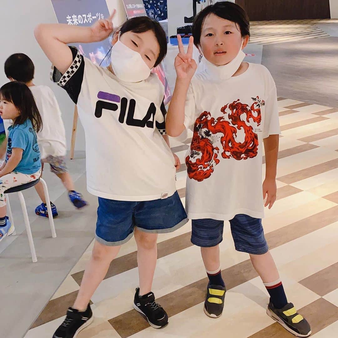 高村凛のインスタグラム：「今日はオーディションの後に、HADOってesportsやってみたよ💖  HADOは、波動って意味らしい❗️  テレビモニターから、ゲームの内容が外の人でも見えるよ。  やってる人たちは、VRで体験して遊べるスポーツでした😆  終わったら汗だくの2人😂😂😂  #波動 #HADO #vr#esports」