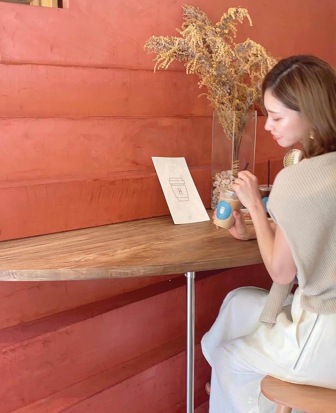 石黒美帆のインスタグラム：「*﻿ コスメ視察も楽しかったけど﻿ とにかくカフェが可愛かった新大久保🥤♡﻿ ﻿ ﻿ 前にメッセージ頂いていた﻿ バッグの中身撮ってみました📸﻿ (遅くなってごめんなさい😭)﻿ ﻿ ﻿ いつもバッグが小さいので﻿ 持ち物も少なめです☺️﻿ ﻿ ﻿ ﻿ #shinokubo#harucafe#東京カフェ#カフェ部#新大久保#新大久保カフェ#バッグの中身#ボナベンチュラ#ボッテガヴェネタ#ミニ財布#バレンティノ#bonaventura#diorcosmetics#bottegaveneta」