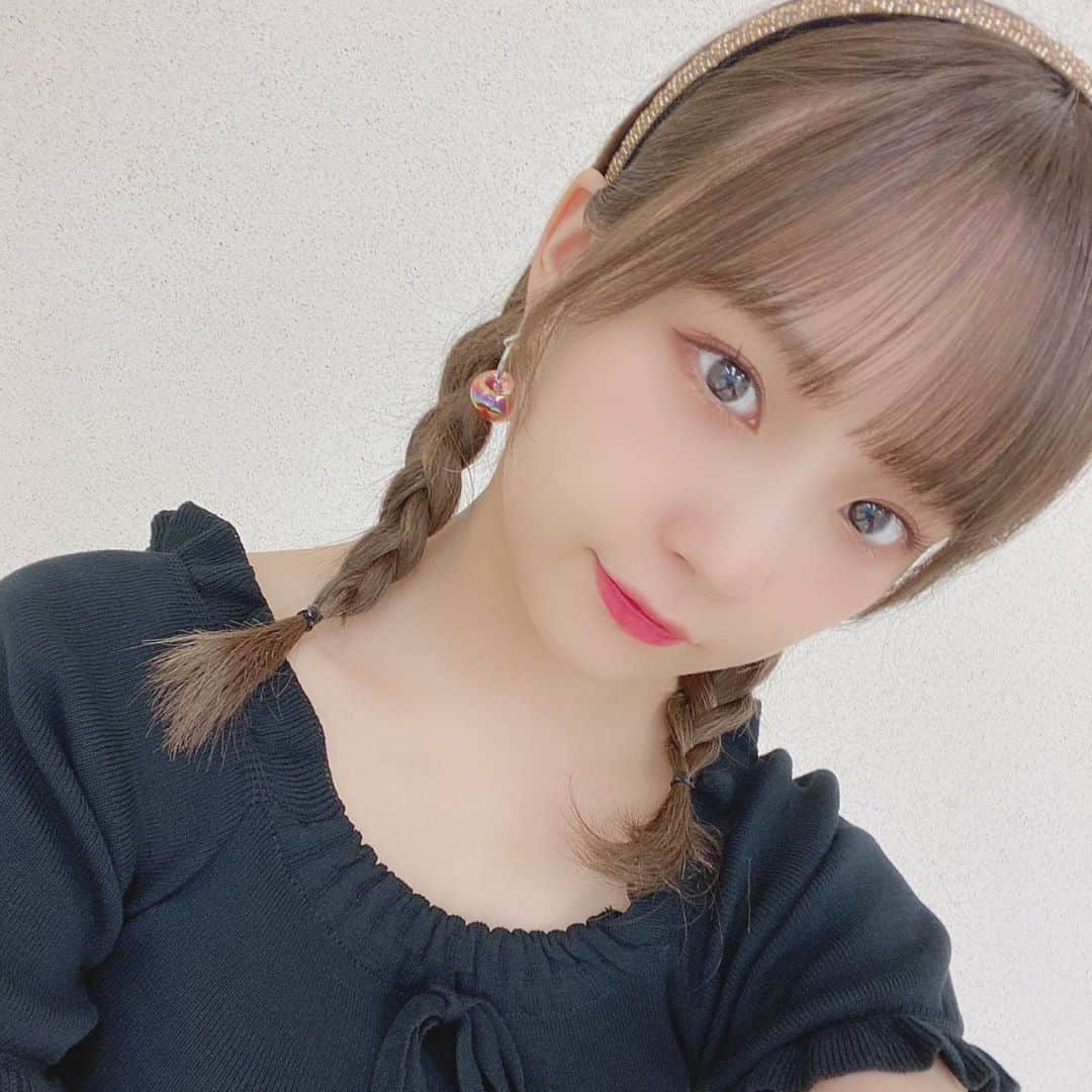 稲場愛香さんのインスタグラム写真 - (稲場愛香Instagram)「👧🏻﻿ ﻿ ﻿ みつあみ〜﻿ ﻿ ﻿ ポニーテールの次に好評でした♡﻿ ﻿ ﻿ #juicejuice #稲場愛香 #まなかん #アイドル #idol ﻿ #みつあみ #おさげ #どっち派ですか ﻿ #カラーゴム とかつけると #かわいい かもね🌈」8月16日 19時33分 - manaka_inaba.official