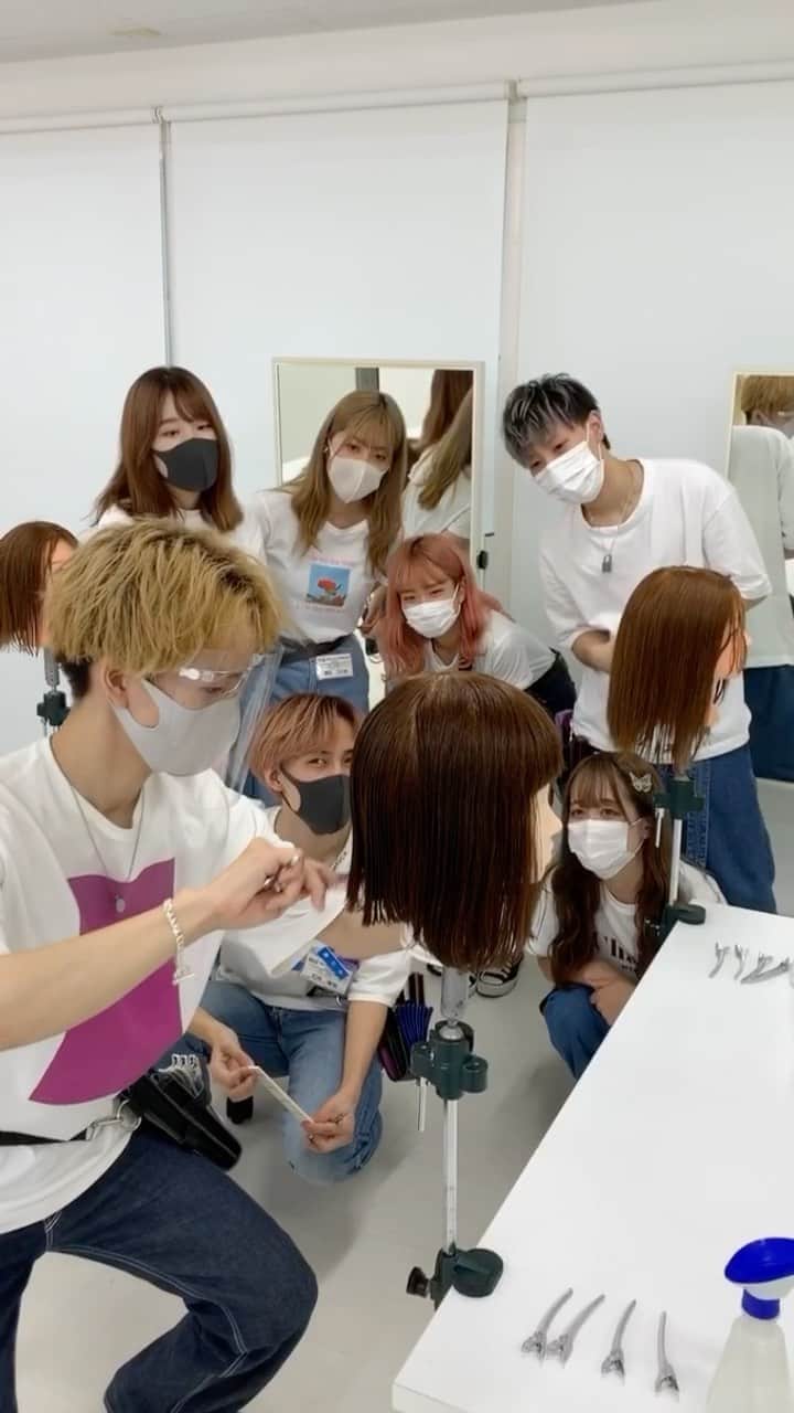 東京ベルエポック美容専門学校のインスタグラム：「東ベル生の1日💡午前ver. #美容専門学校東ベル #東ベル #美容学生 #学校 #美容師 #ヘアメイク#ブライダル #メイク #ネイル #エステ #ファッション #白デニム」