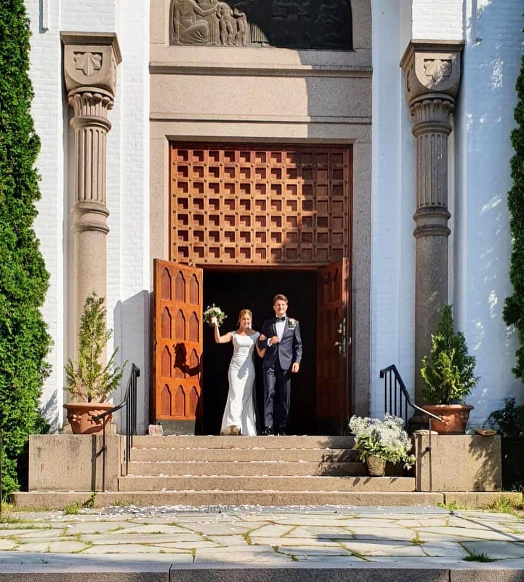 カミラ・ヤシェムのインスタグラム：「Vakkert brudepar, nydelig dag og feiring 😍🎊 #CarlogErle #heiakjærligheten」