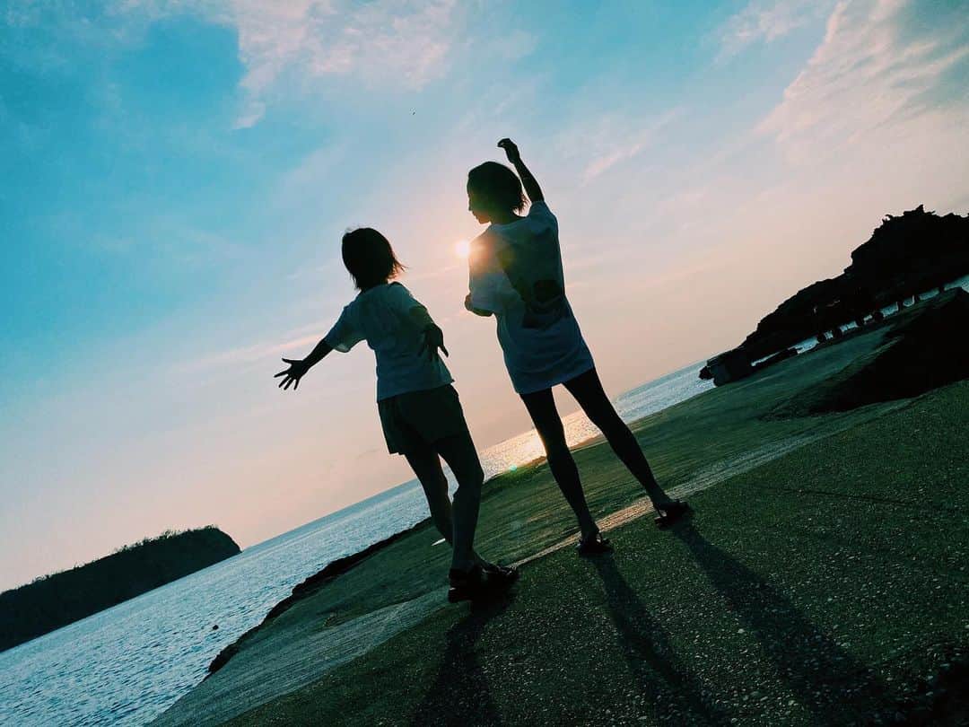 大瀧彩乃さんのインスタグラム写真 - (大瀧彩乃Instagram)「・ 家族で釣り🎣 すっごいボディランゲージが激しくみえる姉妹👭 photo by 姪っ子  ところでこれ、なんなんだろ？ 釣れたというか、浮遊してたからすくってみた。 今年は釣りにハマりそうだ。 #結果は甥っ子がフグを釣った🐡」8月16日 19時27分 - _ayanootaki_