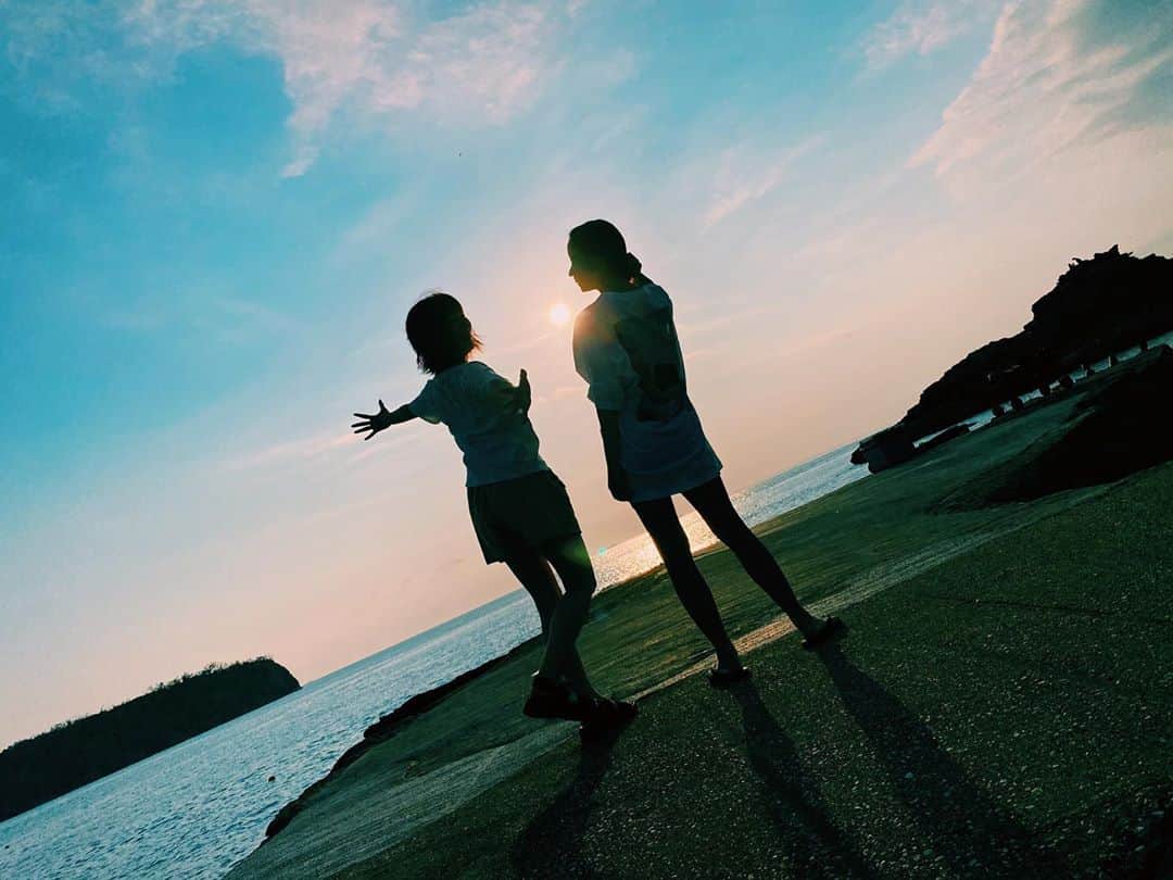 大瀧彩乃さんのインスタグラム写真 - (大瀧彩乃Instagram)「・ 家族で釣り🎣 すっごいボディランゲージが激しくみえる姉妹👭 photo by 姪っ子  ところでこれ、なんなんだろ？ 釣れたというか、浮遊してたからすくってみた。 今年は釣りにハマりそうだ。 #結果は甥っ子がフグを釣った🐡」8月16日 19時27分 - _ayanootaki_