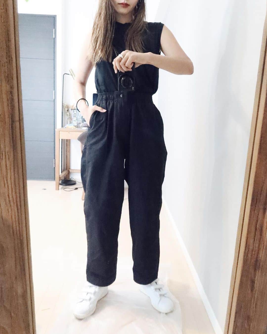 かんだまのインスタグラム：「大阪きてチャリ移動がメインになったので最近はだいたいこんな感じ✔️ @rcwb_official でゲットしたパンツばっかり着てる☺︎ウエストゴムでメンズシルエットで楽ちん可愛いけど裾巻き込みなし👍 スニーカーがスッキリしたもののときはそのまま、ボリュームあるときは裾をくるっと折ってバランスとってます。 もっとスタイリッシュな服着てチャリ乗りたいから今勉強しつつ探し中🙃 #だま服」
