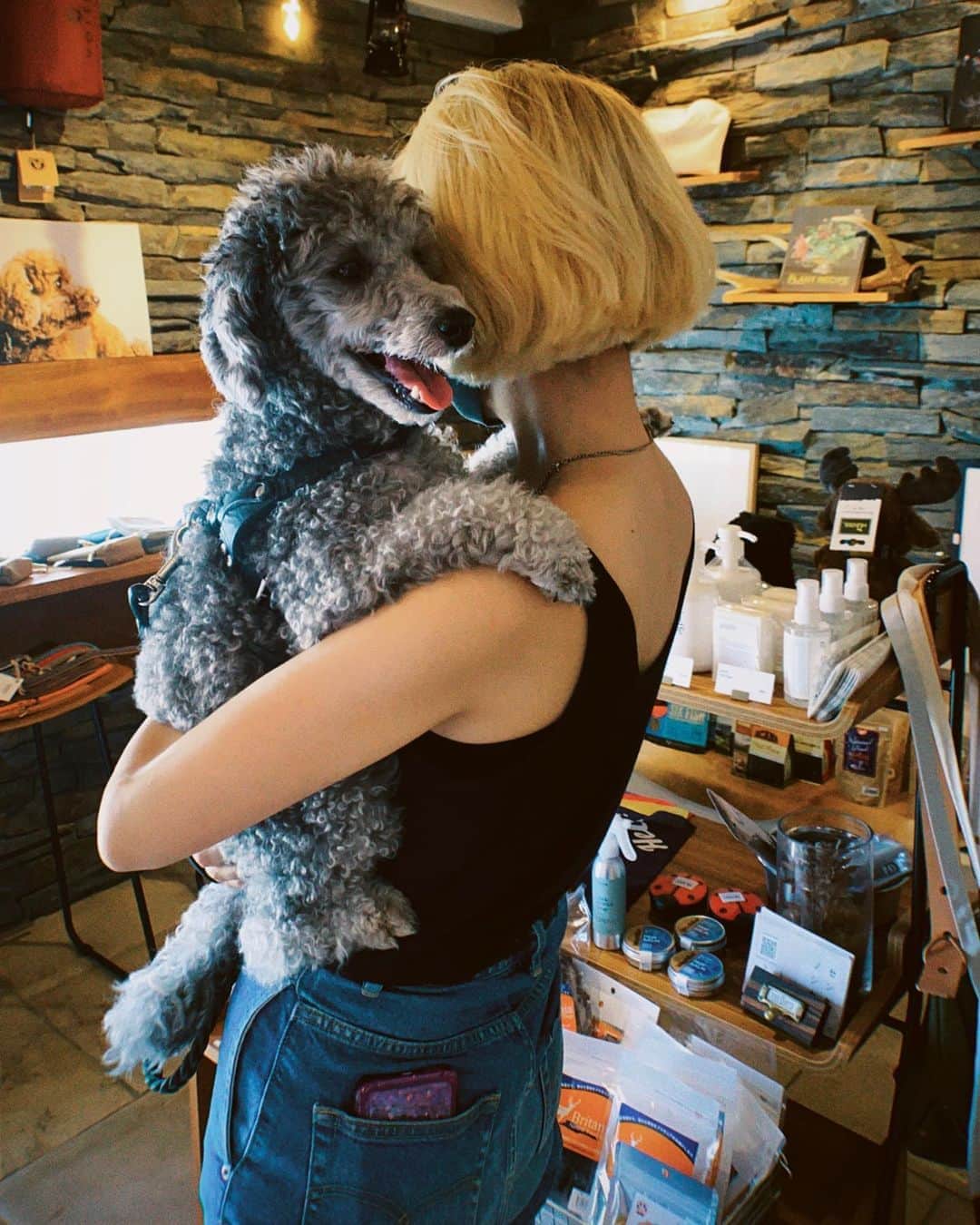 PELIさんのインスタグラム写真 - (PELIInstagram)「今日は最高に良いすごくおすすめの犬シャンプー（人間も使える）の @thedays_inc さんへ🐕🚗🌳　@pegion_dog でもお取り扱い中✨☁️✨」8月16日 19時31分 - peli4649