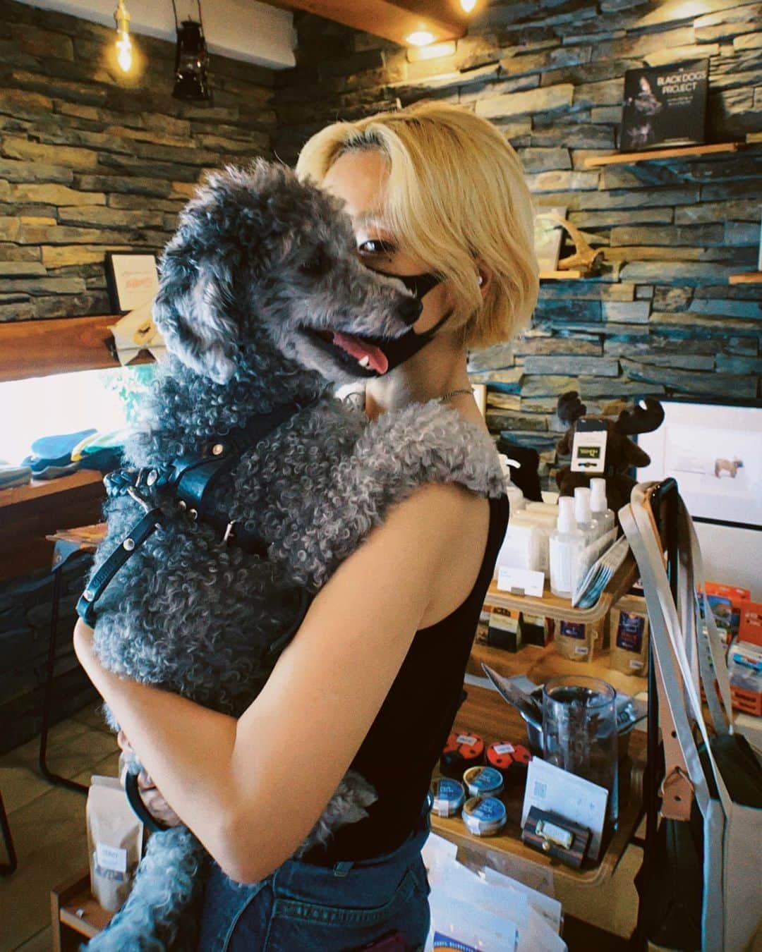 PELIさんのインスタグラム写真 - (PELIInstagram)「今日は最高に良いすごくおすすめの犬シャンプー（人間も使える）の @thedays_inc さんへ🐕🚗🌳　@pegion_dog でもお取り扱い中✨☁️✨」8月16日 19時31分 - peli4649