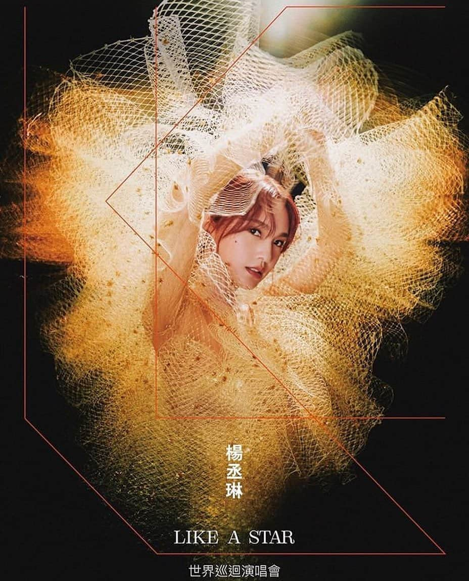 アレクシマビーユさんのインスタグラム写真 - (アレクシマビーユInstagram)「Stunning new album cover @rainie77 #rainieyang  #xangxiulin dressed in @alexismabille #alexismabillehautecouture styled @jimichoustudio & @junewan shot by #icurachiang #alexismabille #popstar #likeastar #newalbum #asianbeauty #star #singer #inmotion #albumcover #thanks」8月16日 19時42分 - alexismabille