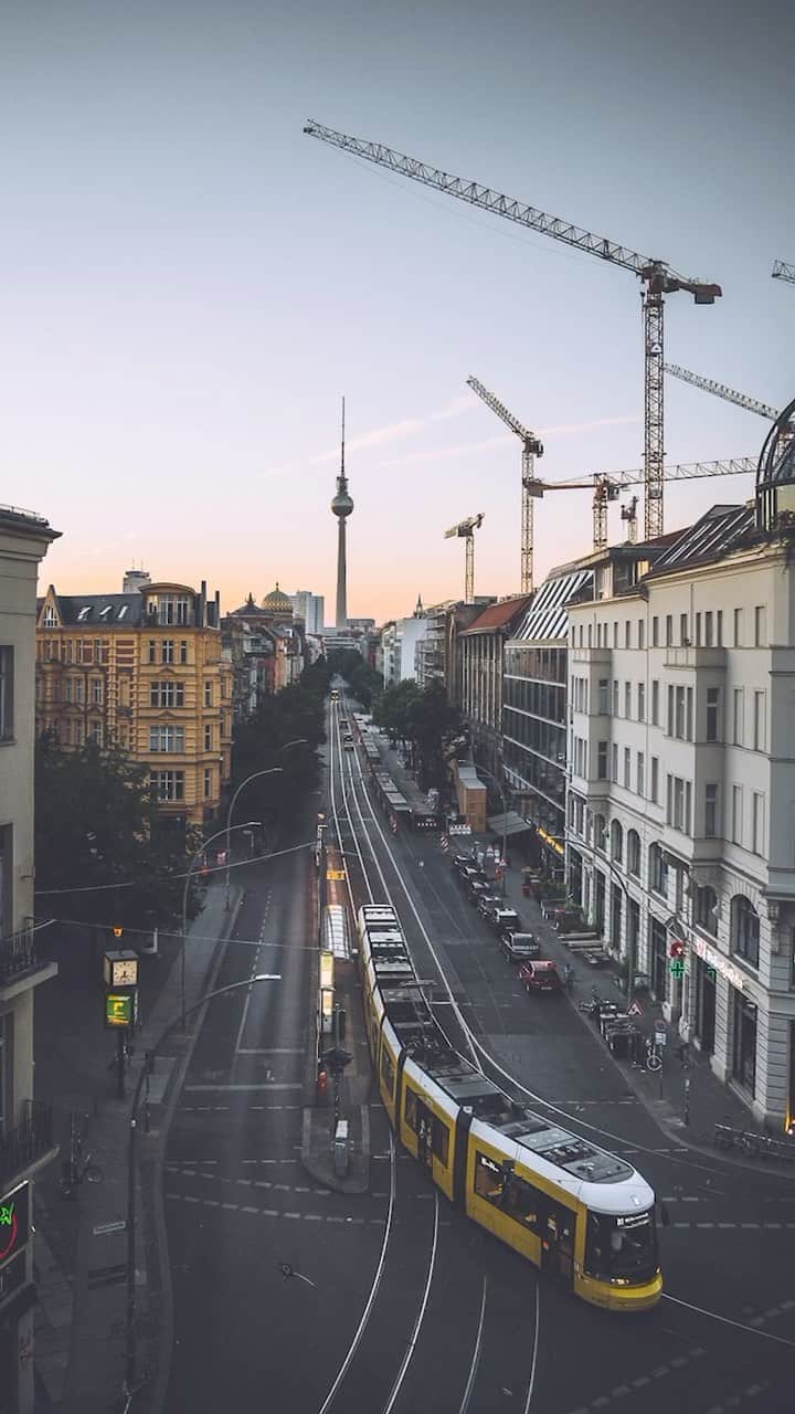 Thomas Kakarekoのインスタグラム：「Now back to Berlin with some rare views of the #tvtower during sunrise   #berlin #photography #visit_berlin #sunrise #citykillerz #lensculture」