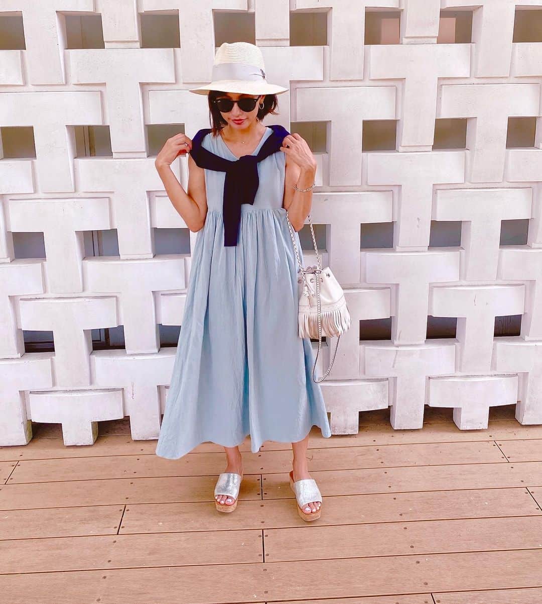 黒宮ニイナのインスタグラム：「暑過ぎてワンピースしか着れない日👗  ちょっとお買い物に出ただけで 滝汗😅💦 結局、室内の涼しいところで本読んで 子どもたちが好きなDVD借りてきた📀 金曜ロードショーで観て娘がとなりのトトロにハマってしまい、毎日繰り返し観てる😆 めいちゃんとそっくりなところ発見して家族で盛り上がる☺️❣️  毎日この暑さは本当に熱中症に気を付けないとですね！！ 屋外の場所で人が蜜でないところでなら、適度にマスクを外すしても良さそうです！  昼間はおうちでゆっくりDVD観て ゴロゴロするのも最高に贅沢な過ごし方ですね☺️💕  #ママ #2児ママ #2人育児 #3歳差育児 #兄妹 #男の子ママ #女の子ママ #ママコーデ #今日のコーデ #ママファッション #30代ファッション #ママライフ#mama #2kidsmom #mamafashion #mamacoordinate #mamalife #kobelettuce #jandmdavidson #rayban」