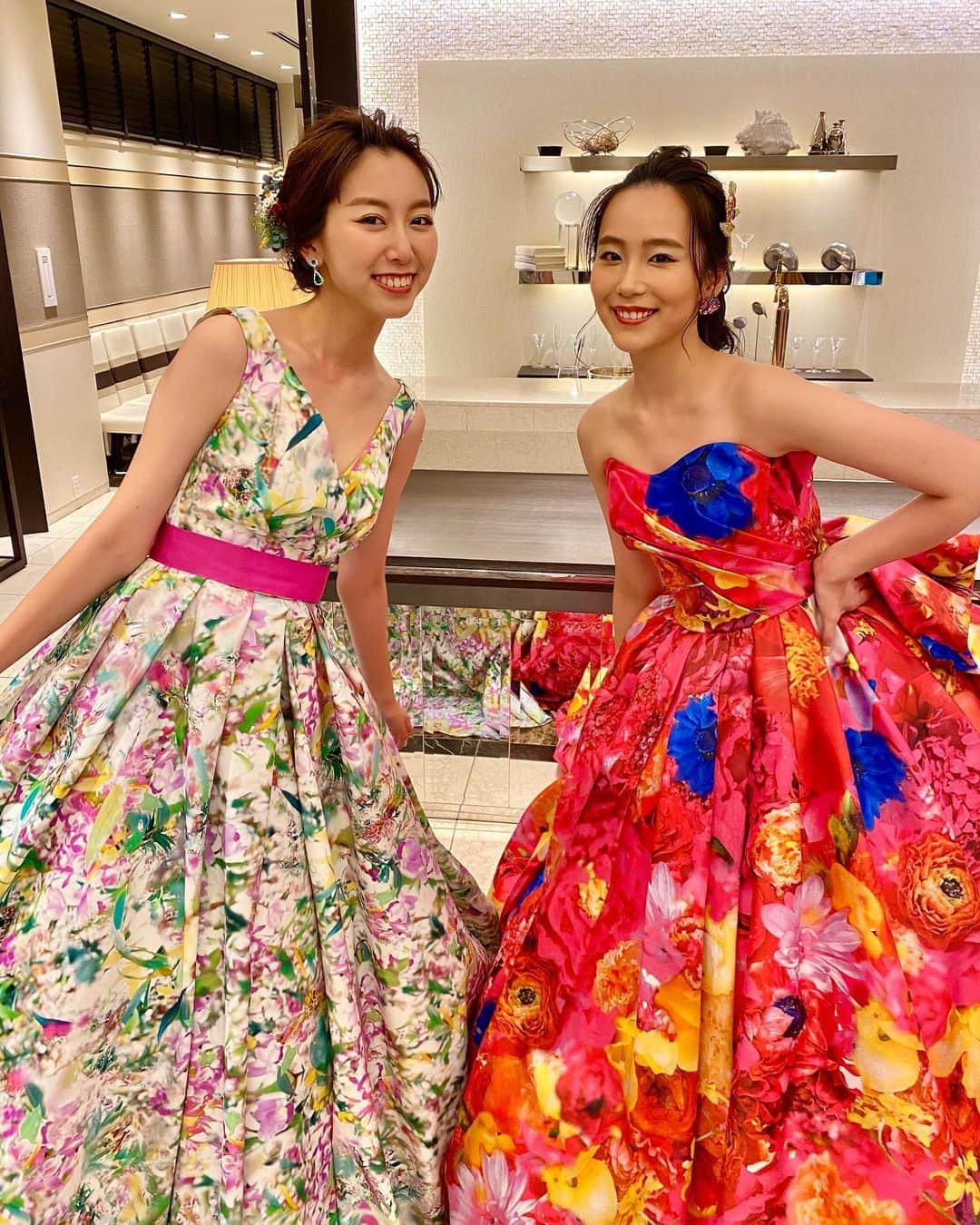 高橋佑奈のインスタグラム：「. saoriちゃんとmika ninagawaのドレスを着させていただきました🌹💕 会場が一気に華やかになる可愛らしいドレス😌」