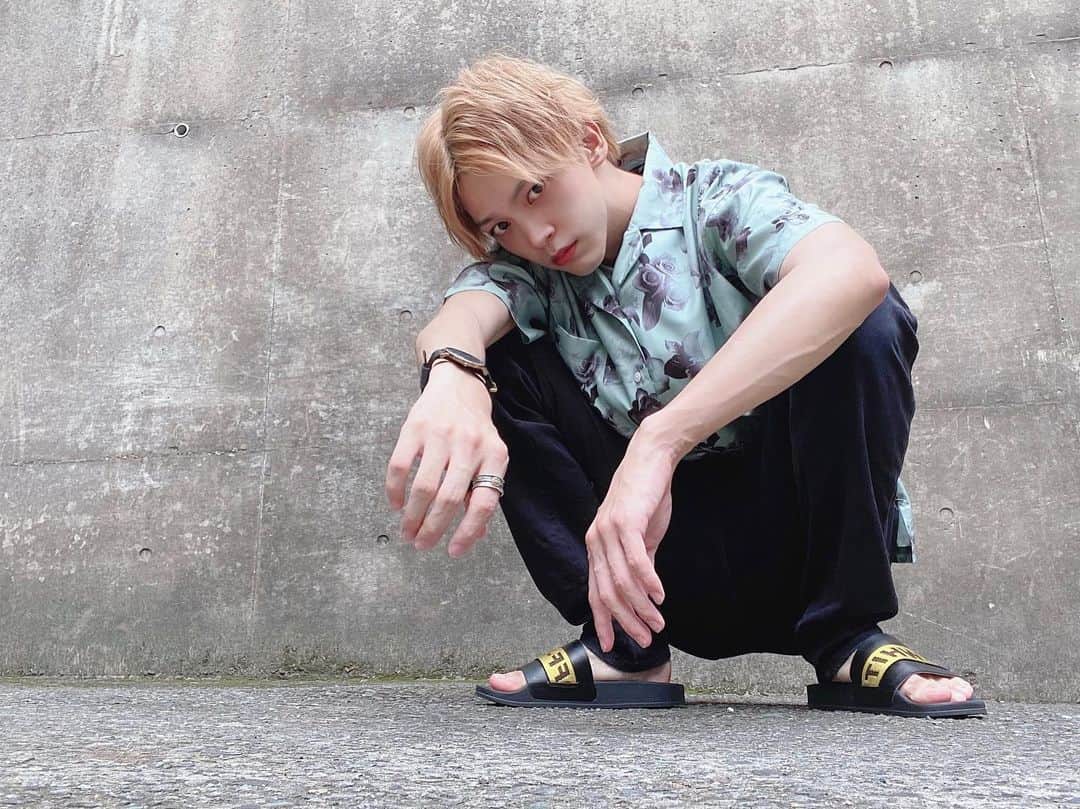 松本旭平のインスタグラム：「今日も暑かった。クーラー効きまくりのところ急に入る快感やばい。  #summer #uvケア #instalike #instagram #instagood #ハイトーンカラー #センターパート #mensfashion #fashion #tokyo #followｍe」