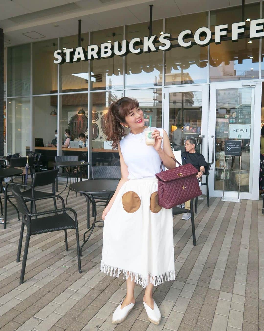 Mai Wakimizuのインスタグラム：「今日のcoordinate♡このリネンスカート、サンプルが上がった時可愛くて大興奮で1番発売を楽しみにしていたのに、納品のタイミングではお腹が大きくて履けなかったという悔しい思いをした1枚。やっと履けて嬉し＼(^o^)／そんなお気に入りのスカートを履いて向かったのは赤ちゃん本舗♡今の私には1番楽しいお買い物スポット♡笑  #wakkinstyle#ootd#coordinate#ママコーデ tops:#stunninglure skirt:#linkable @linkable_official  bag:#chanel shoes:#celine」