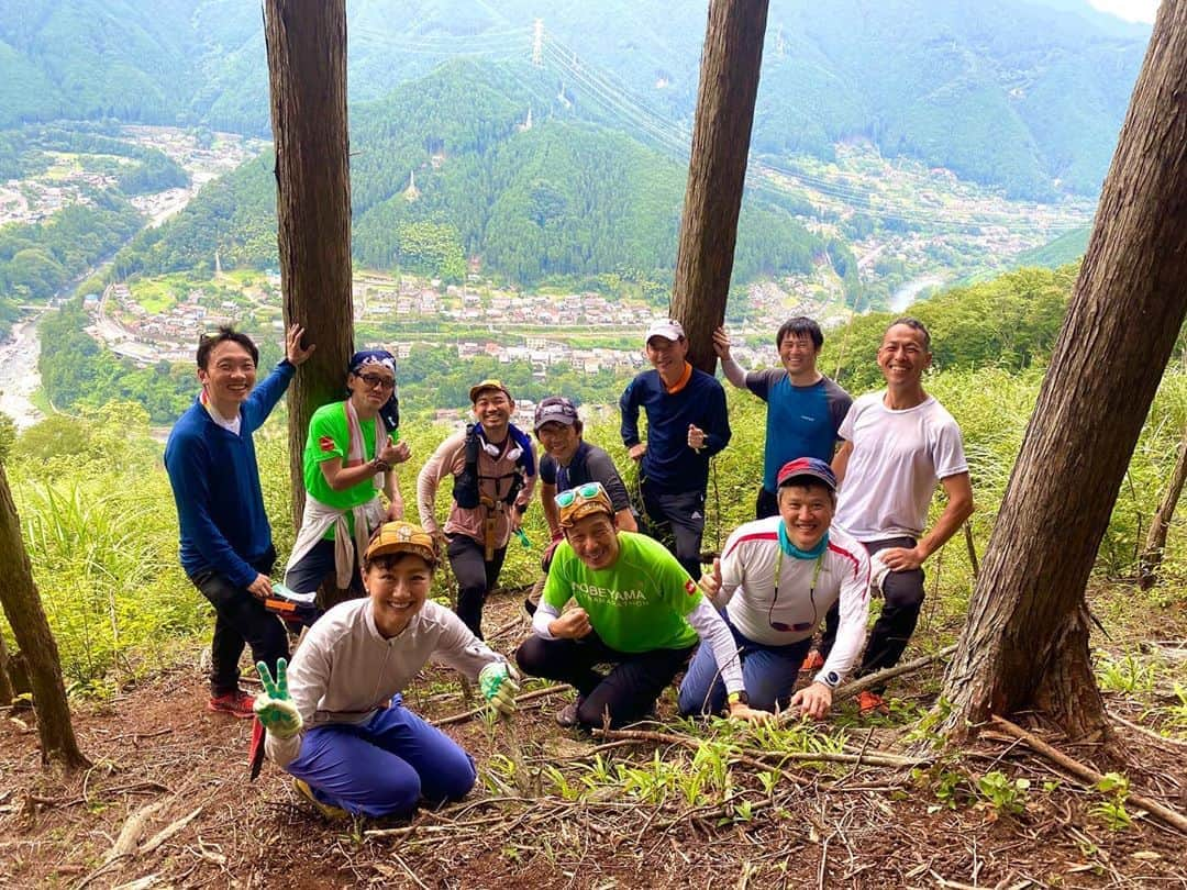 福島和可菜さんのインスタグラム写真 - (福島和可菜Instagram)「山にいましたー⛰  今日はrunではなく…new trailコース作り🏃‍♂️ （もちろん、許可はいただいております☀️）  オンラインサロンの仲間の皆様と共に、  草を刈り、木を切り、整備をし、 通れなかったコースを開通させ、 新しいルートを完成させました㊗️㊗️㊗️  いやぁ〜 暑かった‼️斜度キツかった‼️大変だった😁（笑） 想像以上に大変でしたが、 （みんな、ごめんね🙏❤️（笑））  さすがの体力👏🏻 予定より早く進みました😁  先週も山に入っていましたが、やっぱり、 自ら木を切ったり、 コースを作ったりすると、  山を走れる喜びや嬉しさも増すし、 考え方も変わります✨✨✨  感謝やー⛰  みんなで作ったコースを走るのが楽しみだぁー🏃‍♂️❤️  #20000カロリーくらい使った #笑 #爽やかな #滝汗 #カマ #ナタ　 #ノコギリ #山 #作り #new #trail #コース #mountain #love #running #オンラインサロン #オンライン #サロン #仲間 #最高 #ありがとう #感謝 #ありがと山 #⛰ #🏃‍♂️ #👟 #☀️ #😊 #🤲 #❤️」8月16日 19時43分 - fukushimawakana