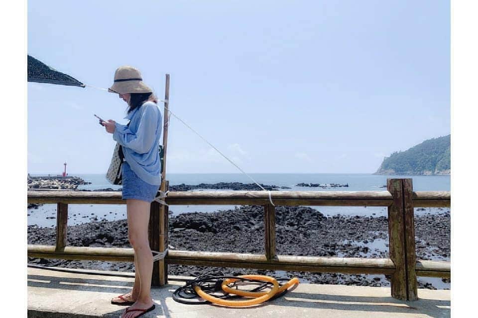 チョン・ダへのインスタグラム：「오늘. 대학선배님이자 내가 미친듯이 빠져서 본 아이리스를 연출하셨던 양윤호 감독님과 이태리언니 두분이 봉사하신  제주청소년 대중문화 캠프에 살포시 구경가서 멀리서나마 미래의 후배님들에 열쩡🔥을 느꼈어요 (응원합니다👏👏👏)  원래 제주분이신 양감독님께서 이걸 먹어야 제주사람 되는거라며🥳 사주셔서  처음 먹어 본 자리물회랑 자리구이까지 싹쓰리~~~!!!^^ 오~~~!!이런 맛이군요🤗 ᆞ 역시 같은 분야사람들과 만나서 이야기 나누면 에너지가 충전되고 싸롸있는 느낌~!!💃🕺 너무좋다🥰 ᆞ 마무리는 엄마랑 장보며 오일장 호떡까지ㅋㅋㅋ 바쁘고 알찬하루🤗 #딸래in제주 #제주도민 #제주살이 #자리물회 #자리돔구이 #제주청소년대중문화캠프 #미래의감독 #미래의배우 #응원해요」