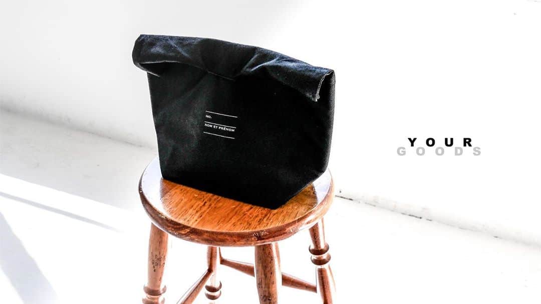 Shingo Okamotoのインスタグラム：「COOL BAG﻿ ﻿ 「くるくる巻いてコンパクトに携帯できる「保冷バック」です。﻿  ﻿ 不織布素材で紙袋のように軽く、持ち運びに便利です。﻿  ﻿ サイドのボタンで形も変えられます。」﻿ ﻿ 僕も毎日手作りプロテインボールや冷やし干し芋を持ち歩いてます！😋﻿ （生ホタテはあまりの暑さで外では自粛中。🐚泣）﻿ ﻿ 詳細は、18日（火）オンラインショップにて！！﻿ ﻿ shingookamoto.com﻿ （8.18(The)10:00~openです!!）﻿ ﻿ ﻿ ﻿ #shingookamotoyourgoods」