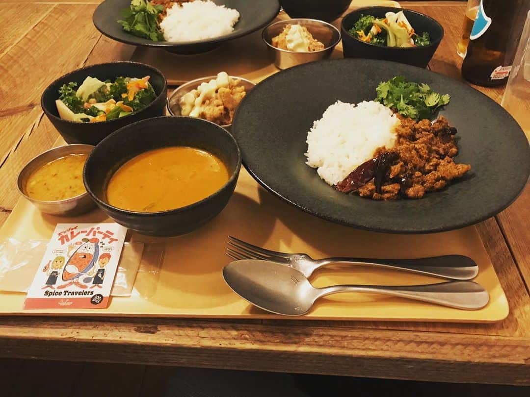 桜井誠のインスタグラム：「スパイストラベラーチームと、番組コラボ中のO/SIOに行ってきたよ🍛 SIO御三家カレーに唐揚げ、美味過ぎる牡蠣、ととのうプリンまで堪能！ 来週の日曜日が最終なので、この機会にぜひ！」