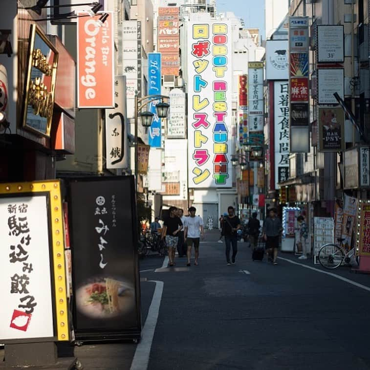 soarさんのインスタグラム写真 - (soarInstagram)「新宿・歌舞伎町の街にとけこむ居酒屋「新宿駆け込み餃子」では、「元受刑者」のスタッフが働いています🥟🏮 「刑務所から出て携帯電話を持っても、かける相手がいないんや。でも、一緒に働いていたら、同僚と気心が知れてきて、新しい仲間ができる。そこから人間関係が広がっていく。飯食うのも、一人より三人のほうがいい。やっぱり人間はつながりをもって生きている。それが再犯のストッパーになる」 発案者の「日本駆け込み寺」の玄秀盛さん、そして駆け込み餃子のスタッフの皆さんにお話を伺いました🍚✨ https://soar-world.com/2017/09/07/kakekomi-gyoza/ ・ ・ 「soar(ソアー)」は、人の持つ可能性が広がる瞬間を捉え、伝えていくメディアです🕊✨☘ https://soar-world.com/ ・ ・ #soar_world #餃子 #居酒屋 #元受刑者 #就労支援 #働く #写真 #東京 #新宿 #仲間 #社会 #居場所 #江戸 #犯罪 #新宿駆け込み餃子 #就職 #自信 #社会復帰 #仕事 #転職 #家族 #環境 #仲間 #ビール #かっこいい #歌舞伎町 #美味しい #飲食店 #更生 #福祉」8月16日 19時46分 - soar_world