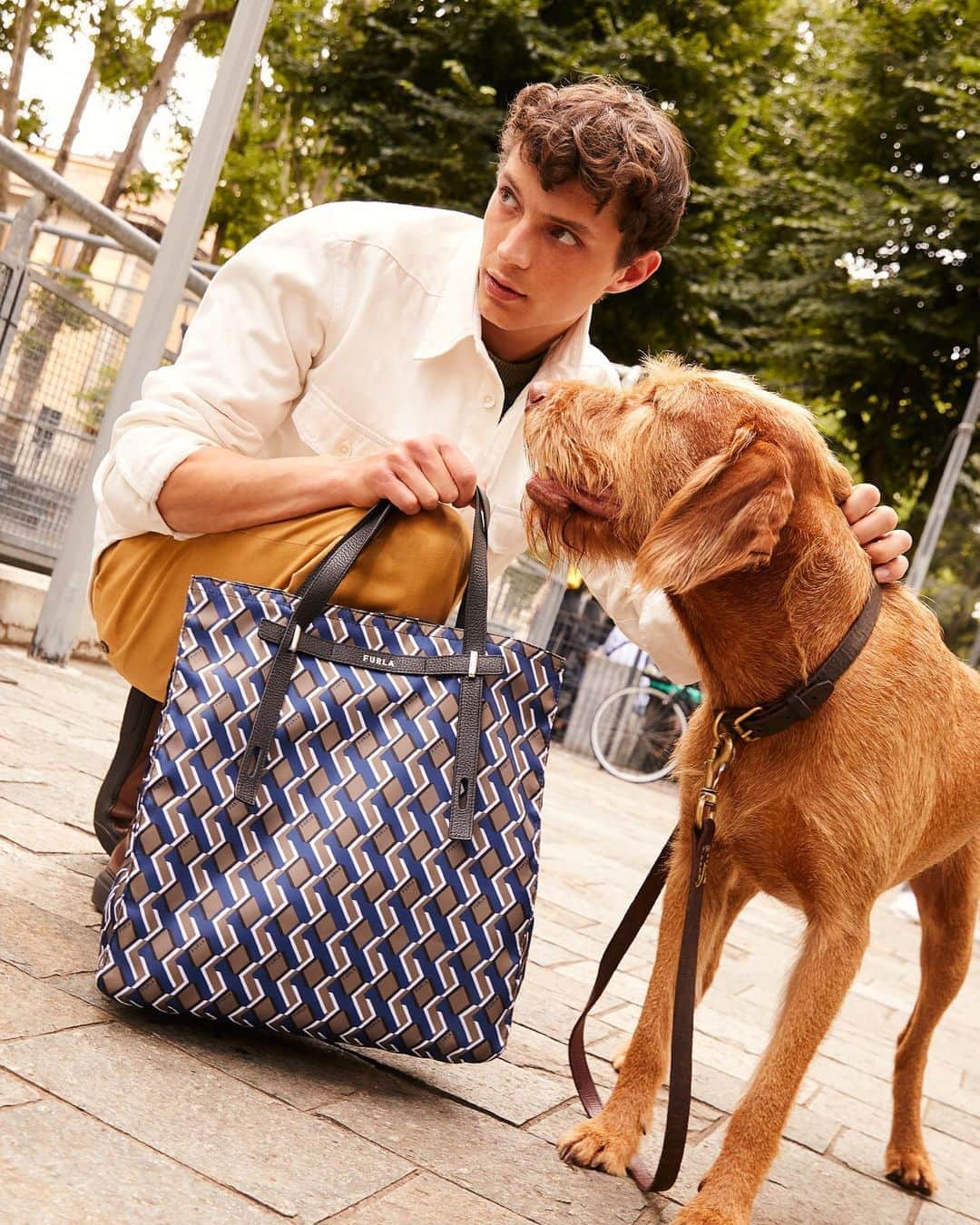 フルラのインスタグラム：「Look out for the Furla Man Giove Bag - on the street and beyond.   #thefurlasociety #furlafeeling #newcollection #furla #accessories #fashion」