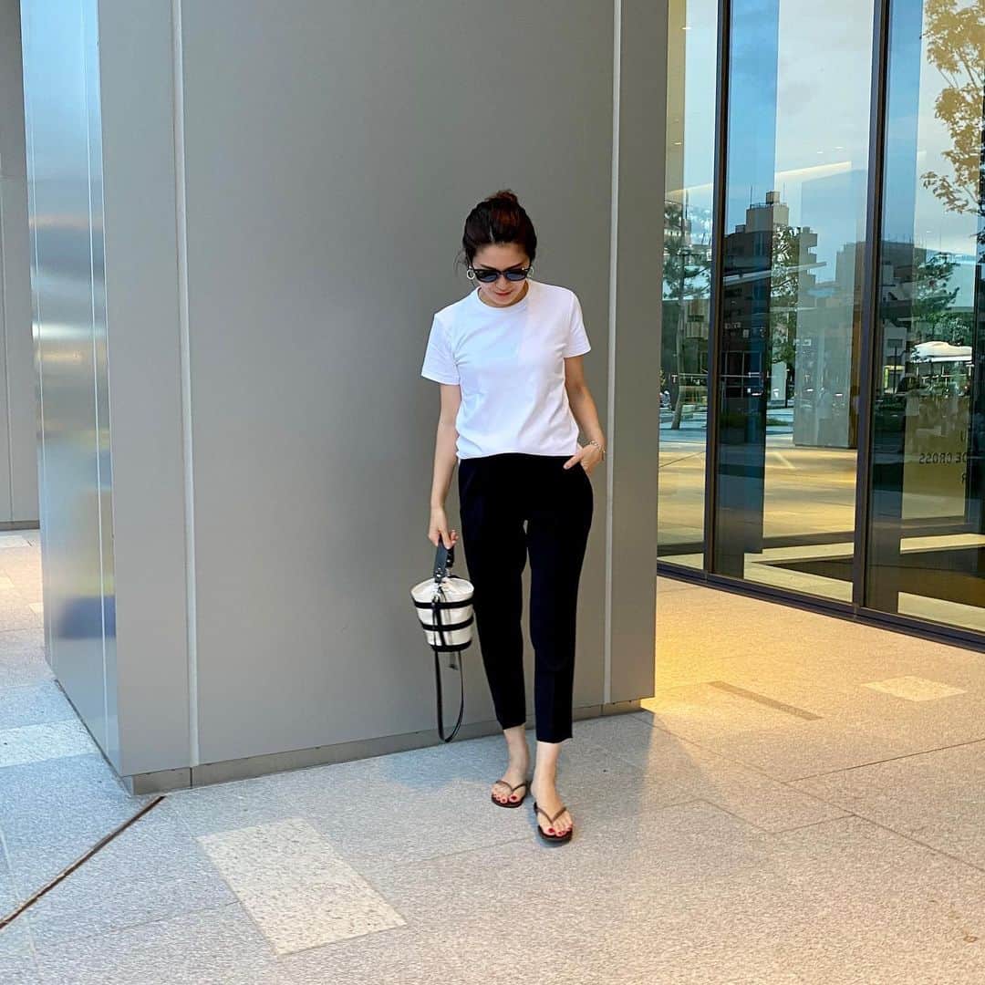 清水愛さんのインスタグラム写真 - (清水愛Instagram)「. 久しぶりに今日のコーデ。 . 白Tに黒パンツという、これ以上ないくらいのシンプルコーデ😂でも結局こんな感じが一番落ち着きます💕 . 昨日届いたばかりの @enfas_official のバッグを持って少しだけお出かけ。小さいのに必要な物はちゃーんと入るし、これからたくさん使う🥺✨ . . #ootd #outfit #coordinate #fashion #今日のコーデ #コーディネート #シンプルコーデ #ママコーデ #白tコーデ」8月16日 19時49分 - aismz0218