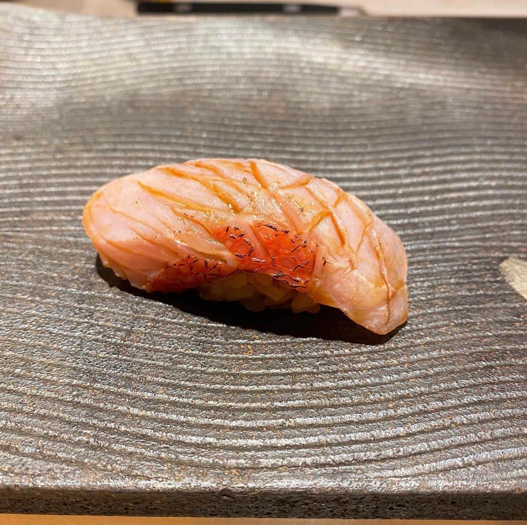 福見真紀のインスタグラム：「今年のお母さんのお誕生日は二人でお鮨を食べに行きました🍣 お母さん喜んでくれてよかった🤩 また来年の誕生日も美味しいものを食べにいこーう！  9連休が今日で終わって明日から仕事なので連休中の写真を見ながら現実逃避中…」