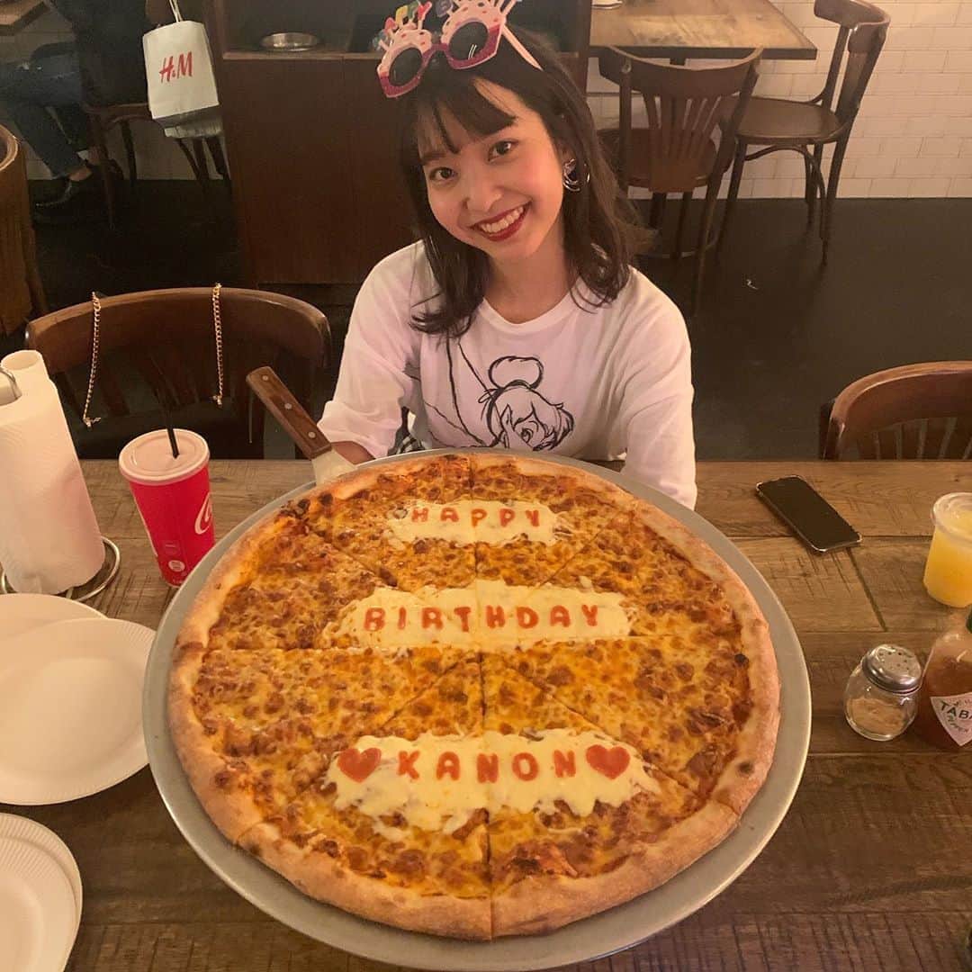 のインスタグラム：「私事ですが、今日で20歳になりました🎂♡  20歳と言う新たな歳のスタートで、今まで以上に大きな壁や悩みがあると思うけど、その度に沢山悩んで失敗して、成長していきたいです！✊🏻♡  そして自分らしく頑張っていきたいです🥺  友達や家族には沢山迷惑をかけると思うけど、これからもよろしくお願いしますっ♡  いつも助けてくれて、叱ってくれてありがとう🥺  そして今日お祝いしてくれた大好きな友達にも感謝です(涙) 本当にありがとう！  こんな私ですがこれからも応援して頂けると嬉しいです(涙)♡」