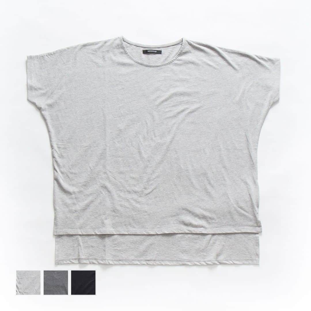 sarasa design storeさんのインスタグラム写真 - (sarasa design storeInstagram)「｜さらりと着こなせるオーガニックコットン100%のルームウェア⠀ ・⠀⠀⠀ ⁣────────────────────⠀⠀⠀ ⁣・⠀⠀⠀ ●b2c オーガニックコットン Tシャツ ドルマン半袖⠀ 定価：6,490円 (税込)⠀⠀⠀ ⠀ ○サイズ：約 胸囲156cm、着丈 前身頃67cm、後身頃78cm⠀ ○カラー展開：ライトグレー、チャコールグレー、ブラック ⁣⠀ ・⠀⠀⠀⠀⠀ ▶お買い物は @sarasa_design アカウントトップから。⠀⠀ ・⠀ ────────────────────⠀⠀ ゆったりとしたシルエットのカットソー。フレアな作りの袖部分が、気になる二の腕を自然にカバーします。オーガニックコットン100%で、きめの細かいさらっとした肌触り。⠀ サイドスリットの前後差のある着丈で、前身頃をボトムインしてぬけ感のある着こなしを楽しめます。⠀ ────────────────────⠀⠀⠀ ・⠀⠀⠀⠀⠀ #sarasadesign をつけて投稿いただいた中からお写真をご紹介する場合がございますので、ぜひ投稿してみてください！！　素敵なお写真お待ちしております！！⠀⠀⠀ ・⠀ ────────────────────⠀⠀⠀⠀⠀ #ルームウェア #部屋着 #tシャツ #トップス #オーガニックコットン#シンプルライフ #モノトーン #インテリア #暮らしを楽しむ #暮らしを整える ⠀ ・⠀⠀⠀ #sarasadesign⠀#sarasadesignlab #sarasadesignstore⠀ ・」8月16日 20時00分 - sarasa_design