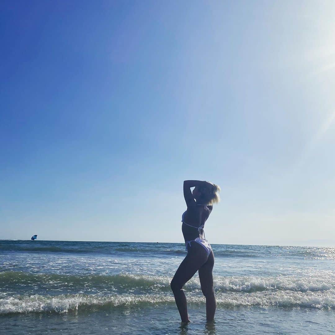 Nazukiのインスタグラム：「🏝 𝓢𝓾𝓶𝓶𝓮𝓻 𝓫𝓮𝓪𝓬𝓱 🏝  毎日暑いけど😵 今年はなかなか遠くに行けないけど サーフィンしに海に行けて幸せ❣️ 趣味ができてよかった👍  無になれる場所✨ 色々浄化もできる✨  #beach #sea #summer #surf #surfgirl  #海　#サーフィン #浄化」