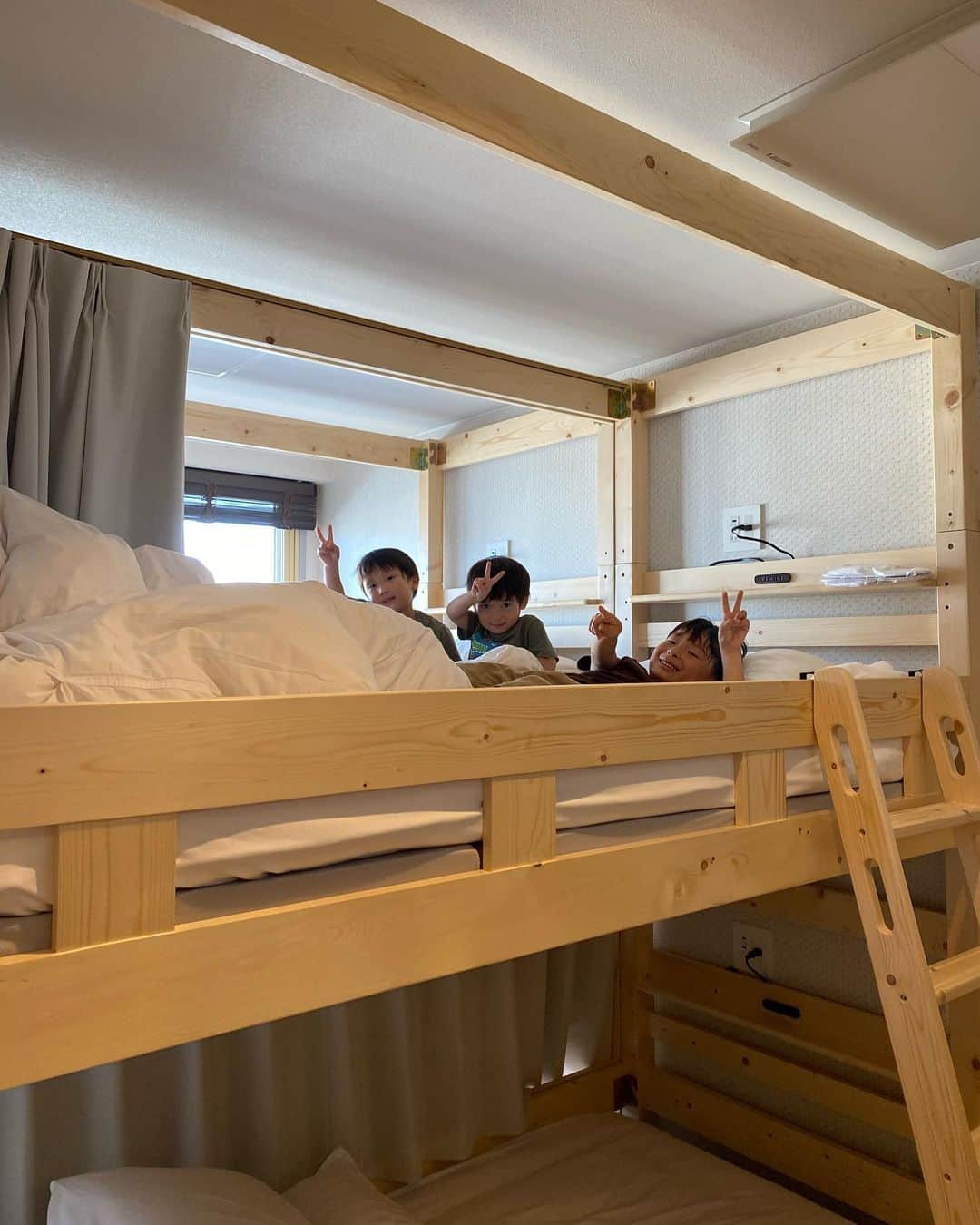 rats1316さんのインスタグラム写真 - (rats1316Instagram)「・ 8月1日に円山にオープンした @lestelmaru へ家族で宿泊してきました🏨 ・ ・ "暮らすように旅するホテル" というコンセプトのとおり、室内にはキッチンにダイニングテーブル、調理器具から食器類、電子レンジなど長期滞在にも適している設備が備わっています。  私達が宿泊したのは9人まで宿泊できるお部屋だったのですが、子供たちは2段ベッドに大興奮👦🏻👦🏻👦🏻 しばらくここで遊んでいました。  立地は地下鉄東西線円山公園駅から徒歩5分程度で、ホテルの周りは素敵なカフェやご飯屋さんなどさすが円山エリアだけあって、魅力的🥺 ・ ・ チェックインはタブレットで自分たちで完了できるので、受付に誰かがいるというわけではなく、今のご時世にもぴったりなシステムでした！ ・ ドミトリータイプもあって、男性専用ドミトリーと女性専用ドミトリーに分かれていてシャワー室やランドリーも完備されてました🚿 ・ ・ ・ 遠方から来る方はもちろん、市内在住の方やお子さんがいる家族連れの方にも楽しめるホテルだと思います👨‍👩‍👧‍👦  円山動物園も徒歩圏内だし、裏参道散策もおすすめです🙆🏻‍♀️ ・ ・ ・ #LESTELMARU #レステルマル #北海道 #北海道旅行 #北海道観光 ＃札幌 #円山 #円山公園 #ホテル #新規オープン #グランドオープン#無人ホテル #家族旅行 #グループ旅行 #japan #hokkaido#hokkaidotrip #hokkaidolikers #sapporo #sapporohotel #hostel #backpaker #trip #instatravel #newopen #pr」8月16日 19時54分 - rats1316