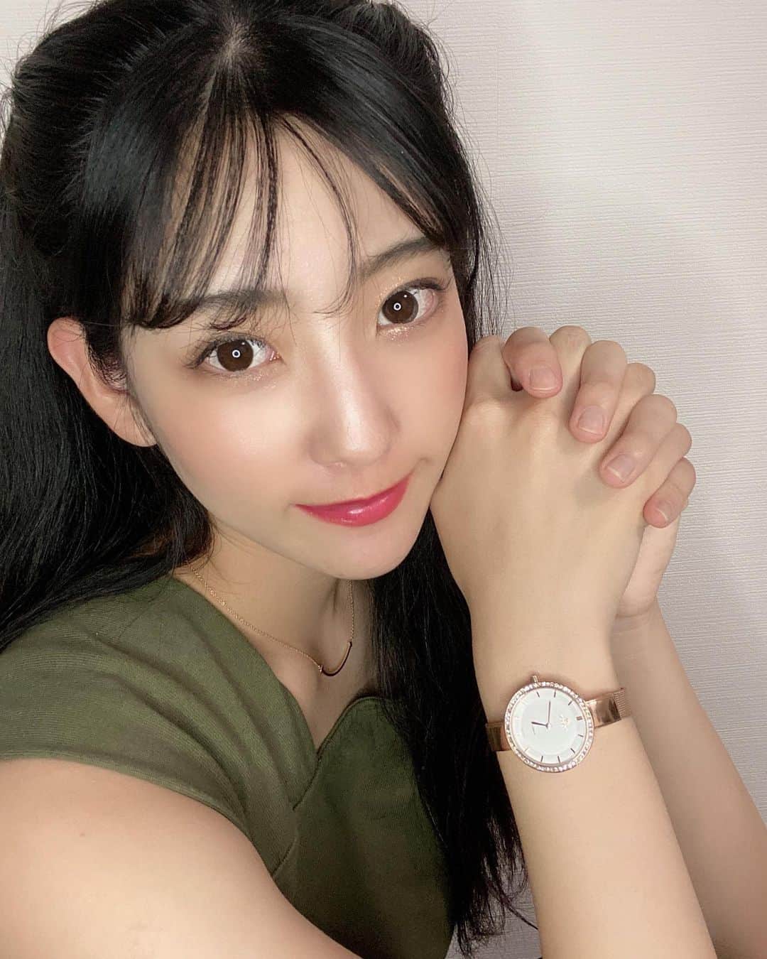 椿梨央さんのインスタグラム写真 - (椿梨央Instagram)「中村アンさんも着用している おてもと倶楽部⌚️✨ @loborjapan  . . 上品なフォーマルタイプもあれば カジュアルタイプもあって 種類豊富なブランドさんです🍀 . 今回フォーマルタイプの 時計を選びましたが 素敵な時計ばかりで どれにしようか悩みました🥺✨ . . 【riotbhh】の クーポンコード入力で 10%OFFされるそうです♪ . 是非この機会にいかがですか？ メンズもレディースも素敵ですよ🥰 . . #lobor  #loborjapan  #ロバー #手元倶楽部  #時計 #腕時計 #野球女子」8月16日 19時54分 - rio_tbk