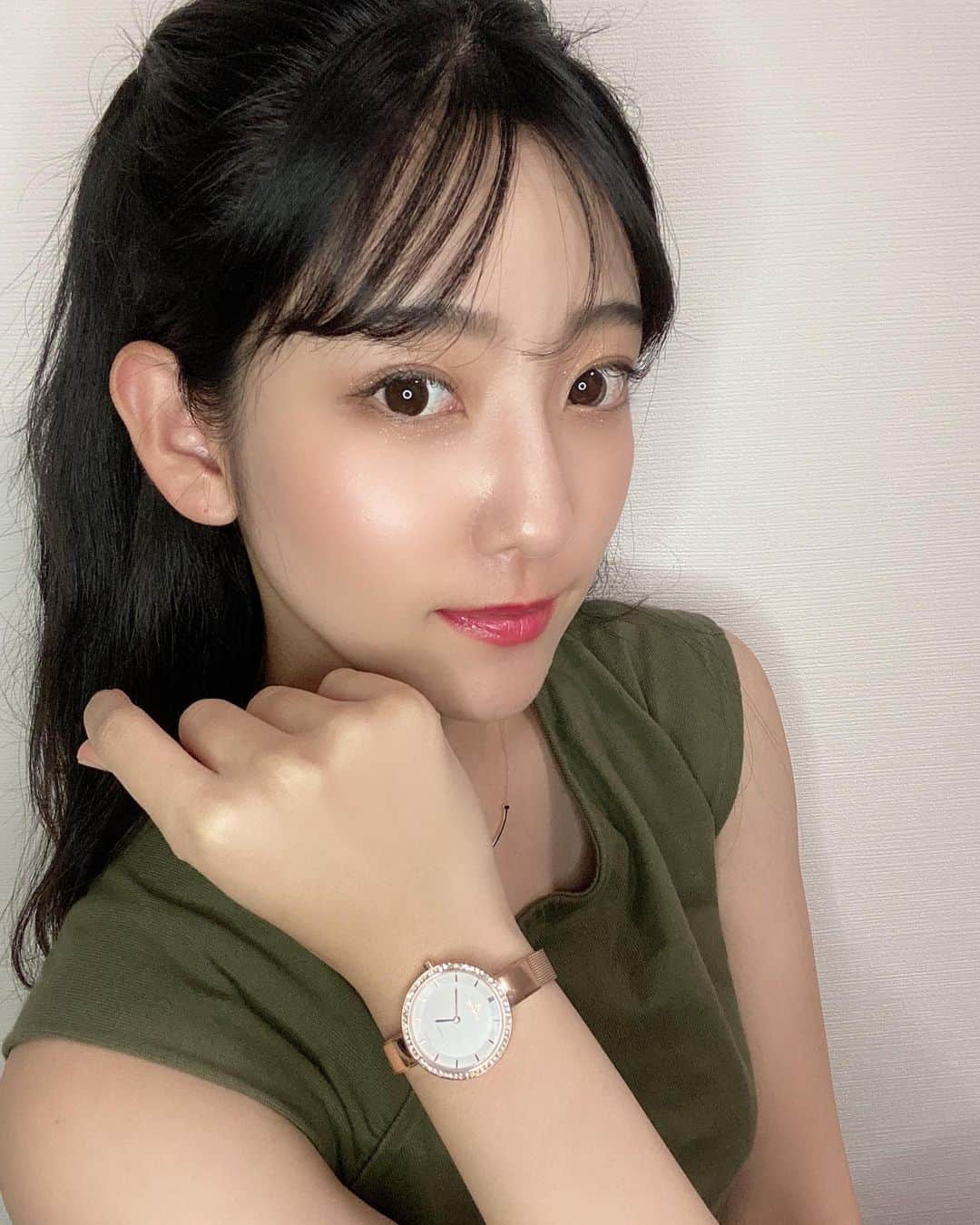 椿梨央のインスタグラム：「中村アンさんも着用している おてもと倶楽部⌚️✨ @loborjapan  . . 上品なフォーマルタイプもあれば カジュアルタイプもあって 種類豊富なブランドさんです🍀 . 今回フォーマルタイプの 時計を選びましたが 素敵な時計ばかりで どれにしようか悩みました🥺✨ . . 【riotbhh】の クーポンコード入力で 10%OFFされるそうです♪ . 是非この機会にいかがですか？ メンズもレディースも素敵ですよ🥰 . . #lobor  #loborjapan  #ロバー #手元倶楽部  #時計 #腕時計 #野球女子」