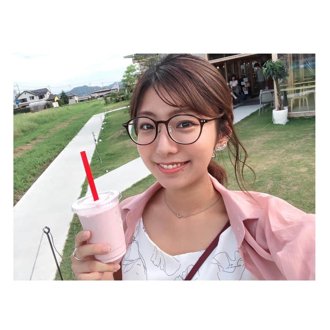 白戸ゆめのさんのインスタグラム写真 - (白戸ゆめのInstagram)「🍓 . このあいだのこと。 IDOモールに行ってきました✨ . 甘酸っぱいいちごのスムージーと🥤 材料ぜーんぶ香川のものの塩ラーメン🍜 . ほんとに今まで食べた中で 1番ってくらいほっぺとろけた🤤 . #香川県 #三木町 #idomall #マルシェ #ねいろや屋 #ラーメン #idocafe #フレッシュシェイク」8月16日 19時54分 - yumeno.s_