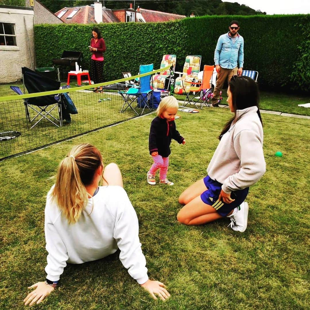 カースティ・ギルモアさんのインスタグラム写真 - (カースティ・ギルモアInstagram)「The annual family (socially distanced) short tennis tournament ⚡🙋🏼‍♀️♥️ Didn't manage to defend my hat-trick of titles 😑 but it was nice to all be back together again 🙆🏼‍♀️ Hope everyone's having a great weekend 😊✌🏼 • • • • • #family #friends #tennis #badminton #scotland」8月16日 19時59分 - kirstygilmourr