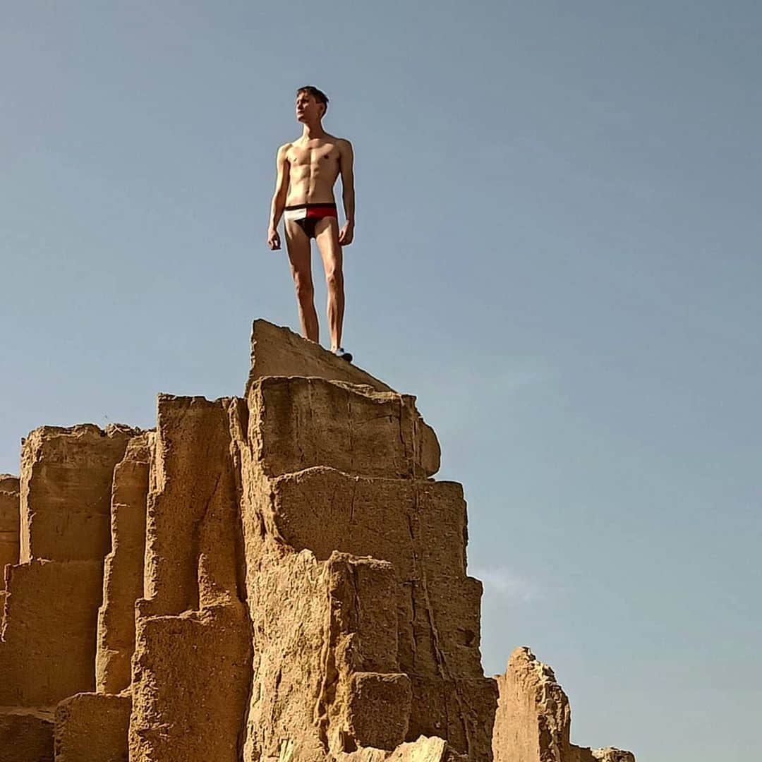 Olick Chinoのインスタグラム：「Good weekend to everyone 😉❤️ #summertime #favignana #hotdays #rocks #malebody」