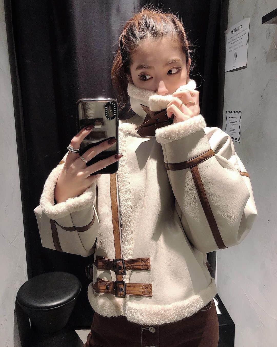 のインスタグラム：「. . 昨日まで夏休みいただいていたので 今日早速着たんやけど可愛すぎる🥺🤍🤍 . 毎年ブラックばっかり買っちゃうけど この子はアイボリーやなぁ😏 . 全部閉めて口元隠しちゃうスタイルが 昔から好き✌️✌️（笑） . #MURUA#murua_by_staff#murua_snap#code#fashion#aw #ムルーア#ベルトフェイクムートンブルゾン#ムートン#ブルゾン#ショートアウター#アウター#トレンド#コーデ#ファッション」