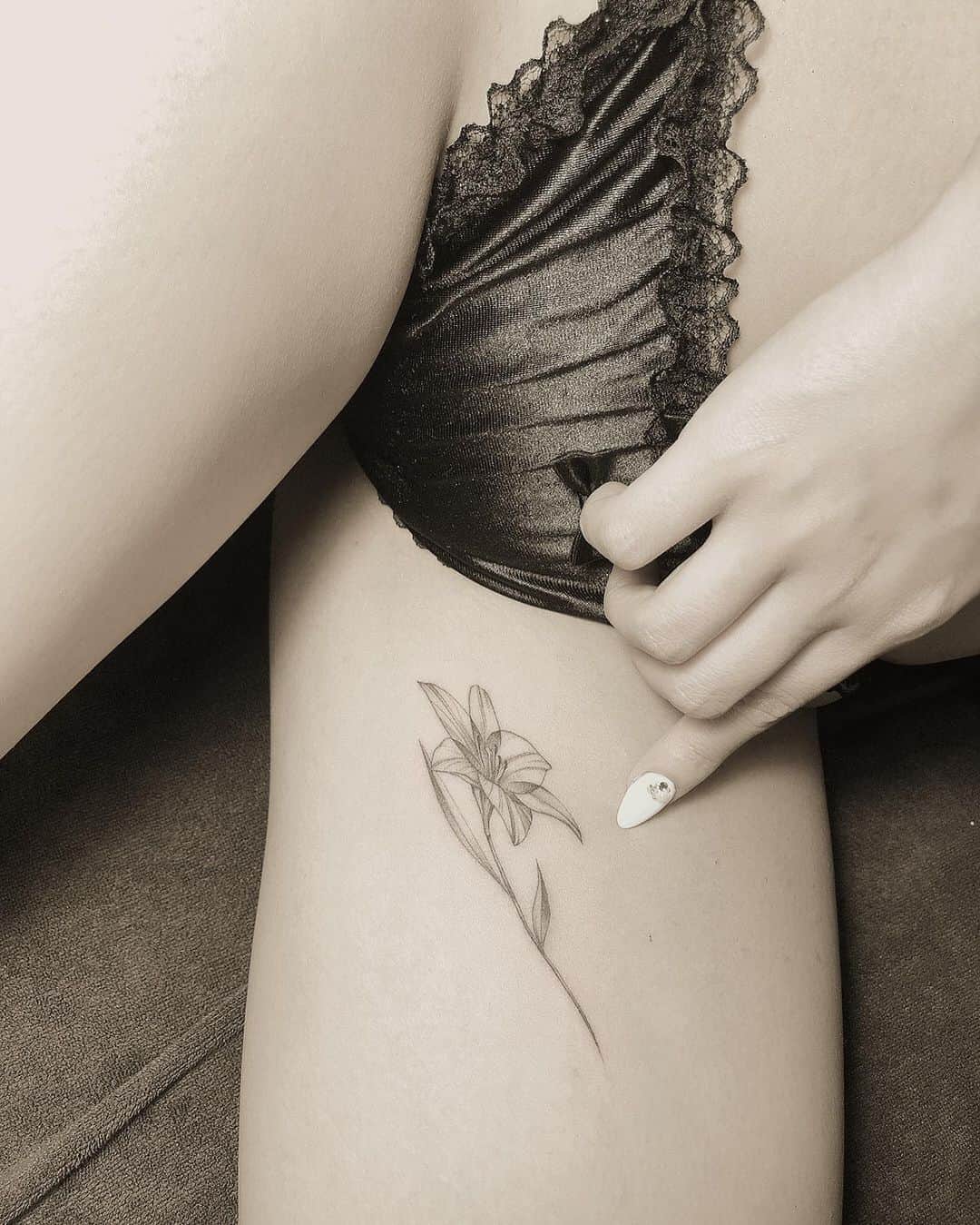 彫師美漸のインスタグラム：「百合の花 ・ セクシーでオシャレな位置👌 ・ #美漸ガールズタトゥー　#刺青 #彫師 #美漸 #彫師美漸 #海老名 #中目黒 #タトゥー #東京タトゥー #tokyo #tattoo #art #fashion #bizenart #bizen #문신　#Bizentattoo  #tattooer #tattooist #tattooartist #tattooart #tattooshop #japanesetattoo」