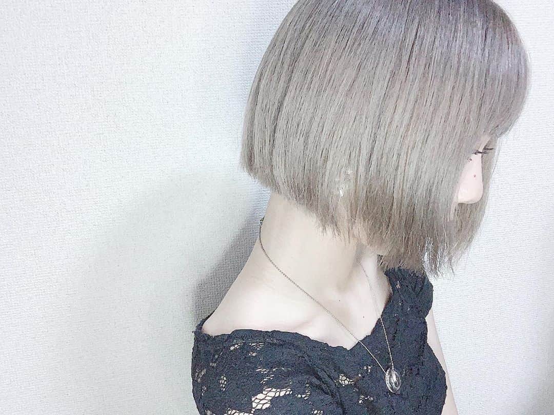 桑名利瑠のインスタグラム：「. . . 横から見たらこんな感じ🥀 だいぶ切ってしまったよ😂❤︎ . . . #hairstyle #haircut #followｍe #selfie #selca #makeup #make #followforfollowback #グレー #instafashion #instalike #instagood #instapic #photo #l4l #ヘアカラー #style #me #아이돌 #ハイトーン #패션 #미용 #도쿄 #東京 #原宿 #鎖骨 #summer #ミニボブ #ハイトーンボブ」