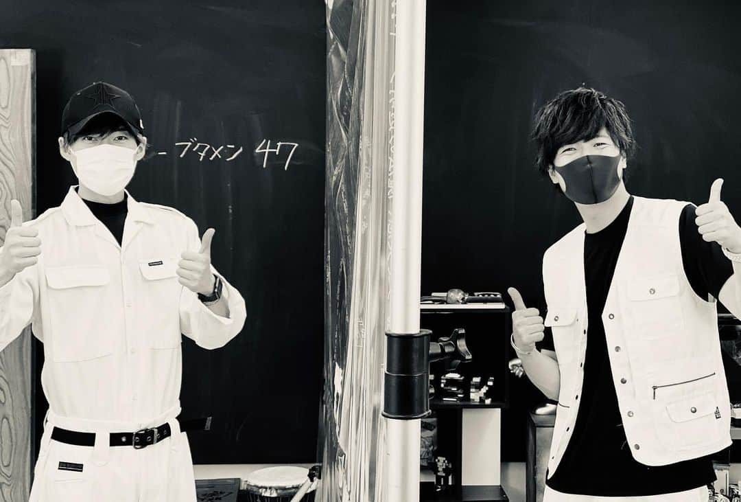 増田俊樹のインスタグラム：「⠀ Even in a changing world, there are things that do not change. 変わってく世界でも、変わらんもんがある。  Voice actor Hatanaka Tasuku 声優　畠中祐 増田俊樹と畠中祐のTSK https://sp.ch.nicovideo.jp/tsk-base  #畠中祐 #hatanakatasuku  #増田俊樹 #masudatoshiki  #声優 #voiceactor  #友達 #bestfriend」