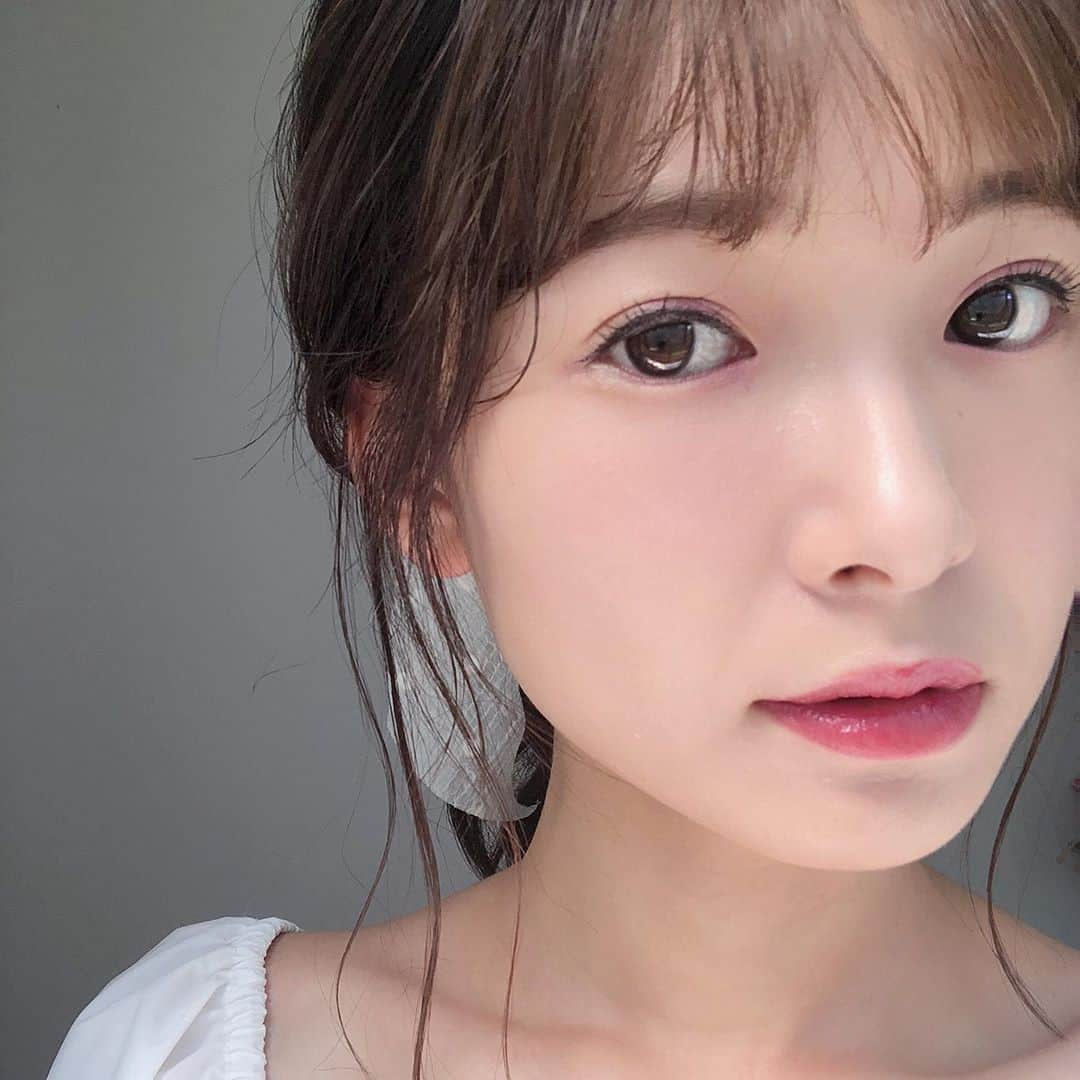 西川瑞希（みずきてぃ）さんのインスタグラム写真 - (西川瑞希（みずきてぃ）Instagram)「簡単に輝くオシャレEYEの出来上がりっ💕撮影でヘアメイクさんに使って頂いたり、自前のメイクでも最近よく愛用してる @toonecosmetics の新作アイシャドウ！ . 中でもこの３つがお気に入りっどれも色味がとっても使いやすい✨ラスターカラー×グリッターの2色付きのアイシャドウ。特にラベンダーの色味がたまらなく可愛いくて1番使ってます☺︎(写真使用カラー) #スワイプしてね  . #トーン #フラワーダストアイシャドウ(左から) 01.ゴールドブラウン 04.ラベンダー 03.ブリックブラウン . 両方重ねたり、ぼかしたり、単品でくっきり使ったりいろいろ楽しんで使えるよ🌷 . #mizukitotalbeauty #makeup #toone #aw #メイクアップ #コスメ紹介 #新作コスメ #アイシャドウ」8月16日 20時12分 - mizuki_nishikawa_