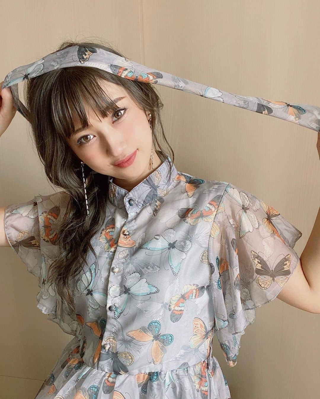 YUMIKAのインスタグラム：「自分でも謎のポーズ🤡 最近自分の中でマット×オレンジメイクが密かなブーム💄  #マットメイク #メイク #make #オレンジメイク #cyberjapan #cyberjapandancers #サイバージャパン #サイバージャパンダンサーズ #cjd_yumika」
