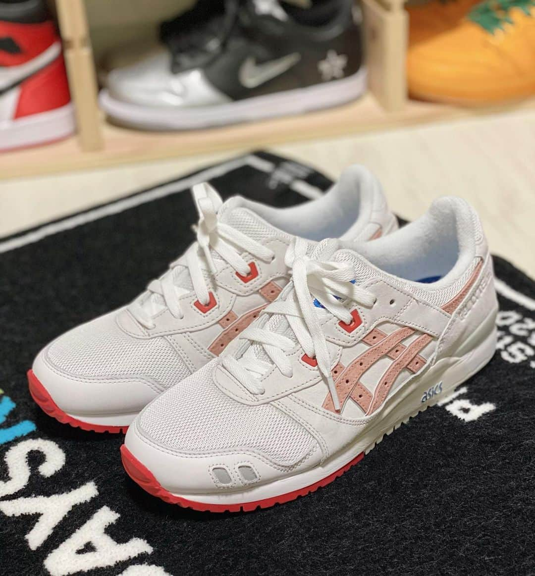 森彩奈江さんのインスタグラム写真 - (森彩奈江Instagram)「KITH/RONNIE FIEG × ASICS GEL LYTE 3 "TOKYO TRIO"のYOSHINO ROSE 🌸﻿ ﻿ 桜色に一目惚れ💕 ﻿ アシックスのスニーカーは久しぶり💦﻿ 大学の時に買ったバッシュ以来かも…😵﻿ ﻿ そして驚いたのが履き心地！﻿ 軽いだけじゃなく足にフィットするし、長時間履いていても全然疲れない🥰﻿ ﻿ ただ履いてたソックスとの相性が悪かったのか、毛玉が中で沢山出来てて悲しい気持ちに…😅﻿ ﻿ 毛玉とるとるで無事？解決しました😅💦　﻿ ﻿ ﻿ #sneaker #kith #asics #ronniefieg #yoshinorose #スニーカーが好き　#スニーカーが好きな人と繋がりたい #スニーカーファン　#桜　#桜色　#外が暑くて溶けそう  #東京トリオ」8月16日 20時14分 - sanaemori_jpba429