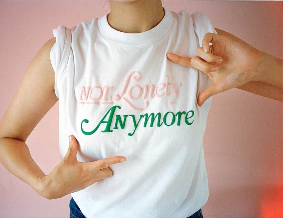 垣内彩未さんのインスタグラム写真 - (垣内彩未Instagram)「@not_lonely_tokyo  新作のSomewhere Tシャツ ご購入いただいた皆様、 アクセスしていただいた皆様、 ありがとうございました！  発送の方は、 インスタライブでお話させていた通り、最短で21日発送となります🙇🏻‍♀️  そして！ 皆様へお知らせです✉️  ご要望の多かった not lonely anymore Tシャツの カラーWHITE/PINKを、 比較的多めの在庫で ご用意する予定です。 他のカラーもこちらは少量ですが追加致します。 発売は9月上旬の予定となります。発売時期が確定しましたら またインスタグラムにてお知らせ致しますので、 よろしくお願いします🌿」8月16日 20時16分 - kakiuchiayami